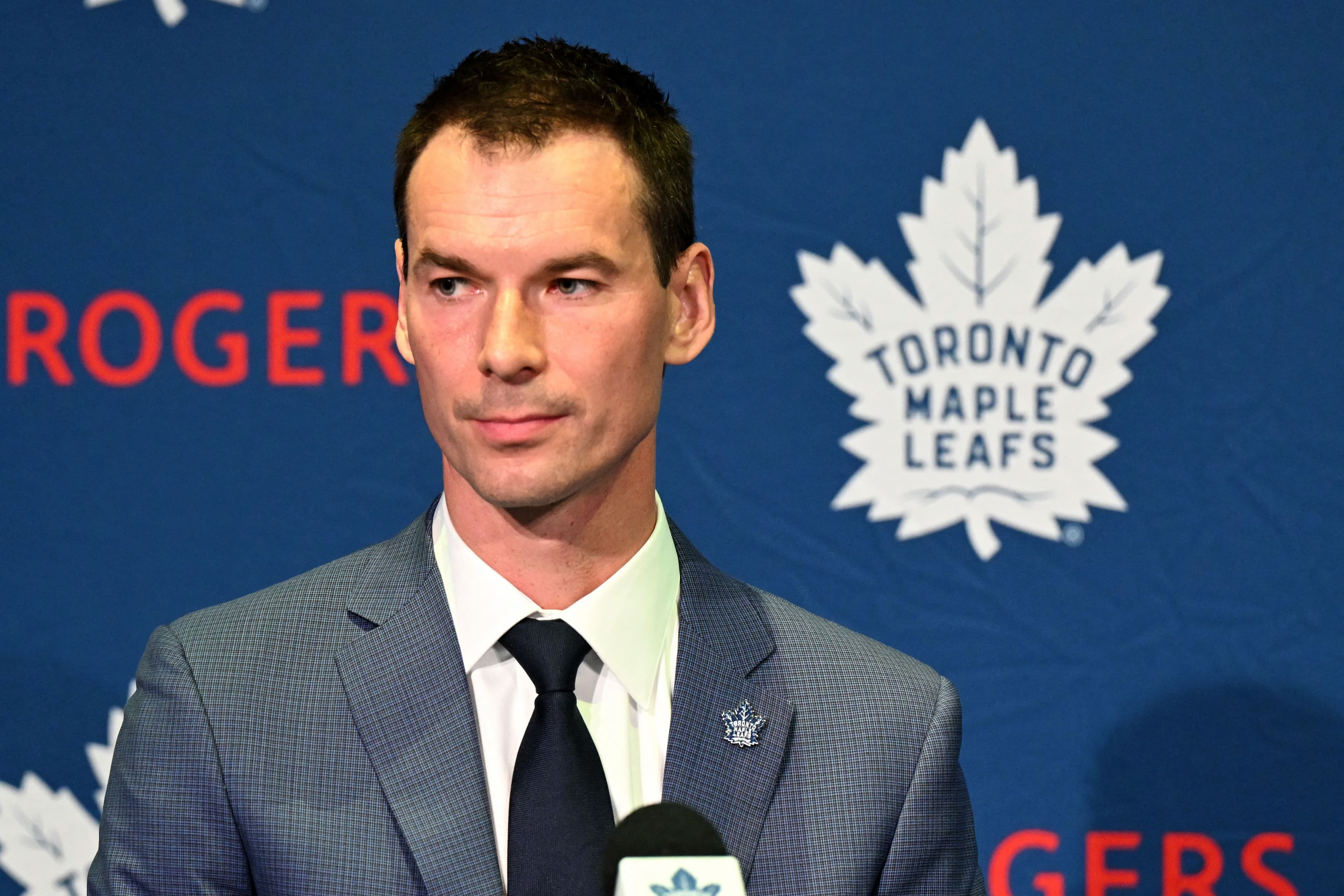 Le directeur généra des Maple Leafs, John Chayka, lors du point de presse annonçant sa nomination, le 4 mai.