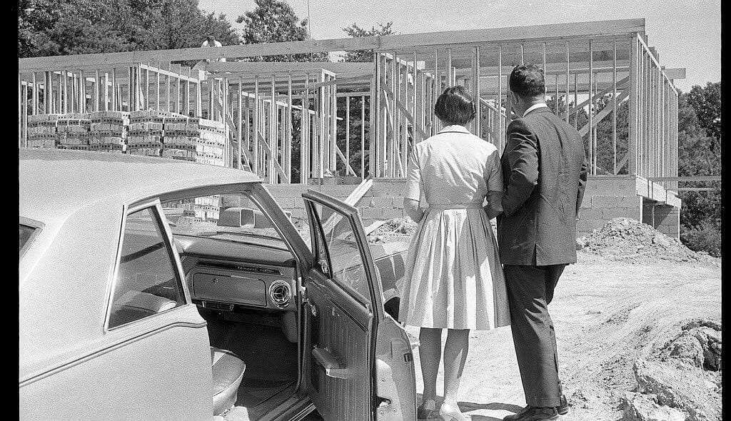 La croissance économique de la période d’après-guerre est parfois nommée « Trente Glorieuses ». Elle ralentit dans les années 1970, principalement à cause des crises du pétrole de 1973 et de 1979.

Photo fournie par Library of Congress, domaine public