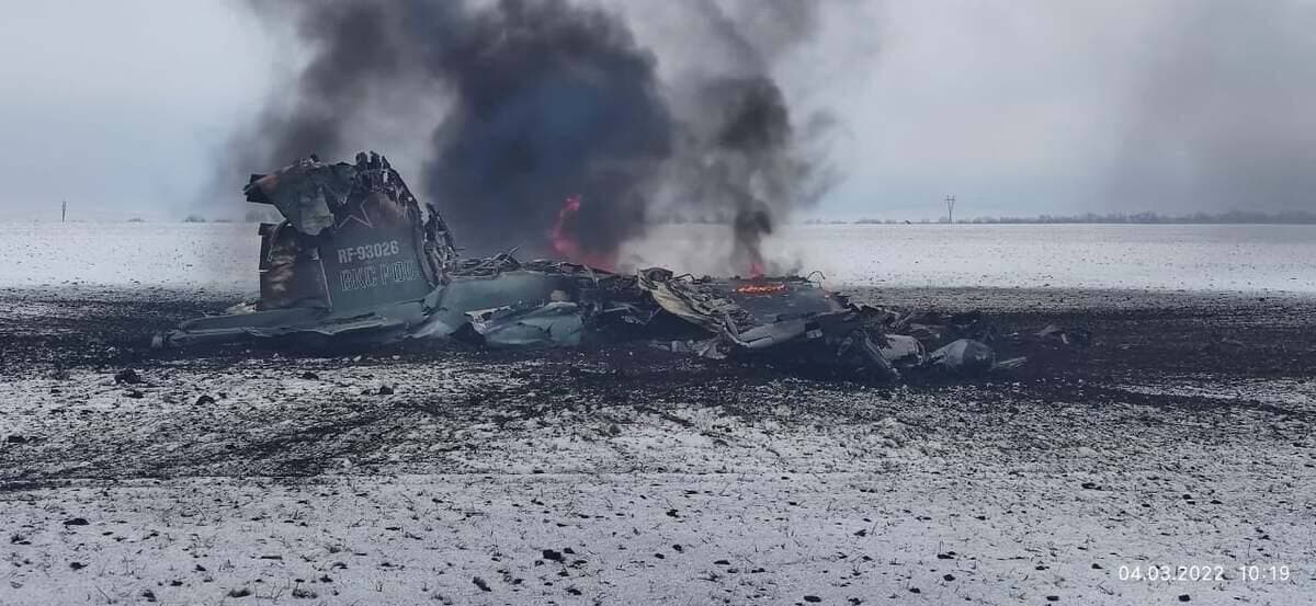 Les débris d'un avion russe près de la ville de Volnovakha.