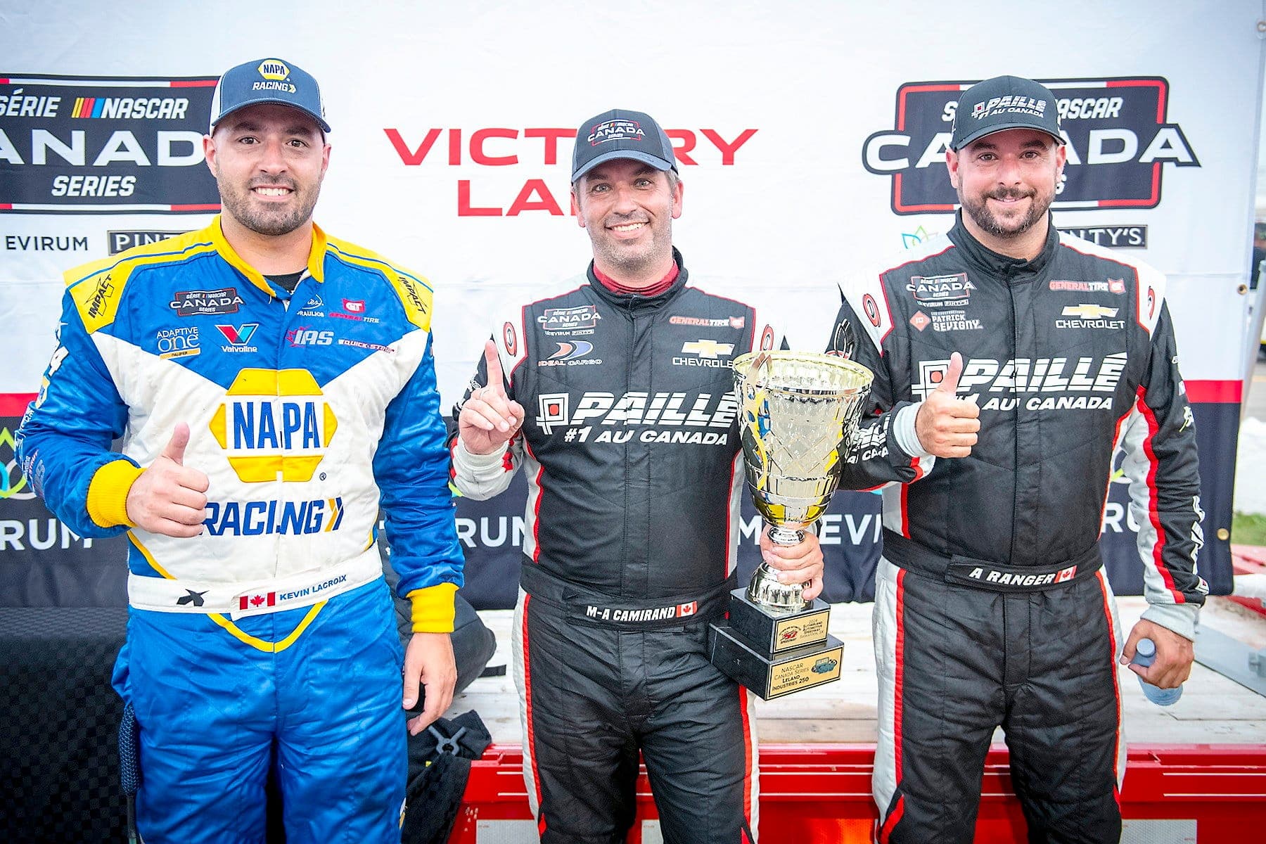 Marc-Antoine Camirand est entouré par Kevin Lacroix (à gauche) et Andrew Ranger sur le podium de l'épreuve de la série NASCAR Canada à Saskatoon, le 20 juillet dernier. Les trois pilotes pourraient être sacrés champions de la saison, le dimanche 22 septembre, à Montmagny.
