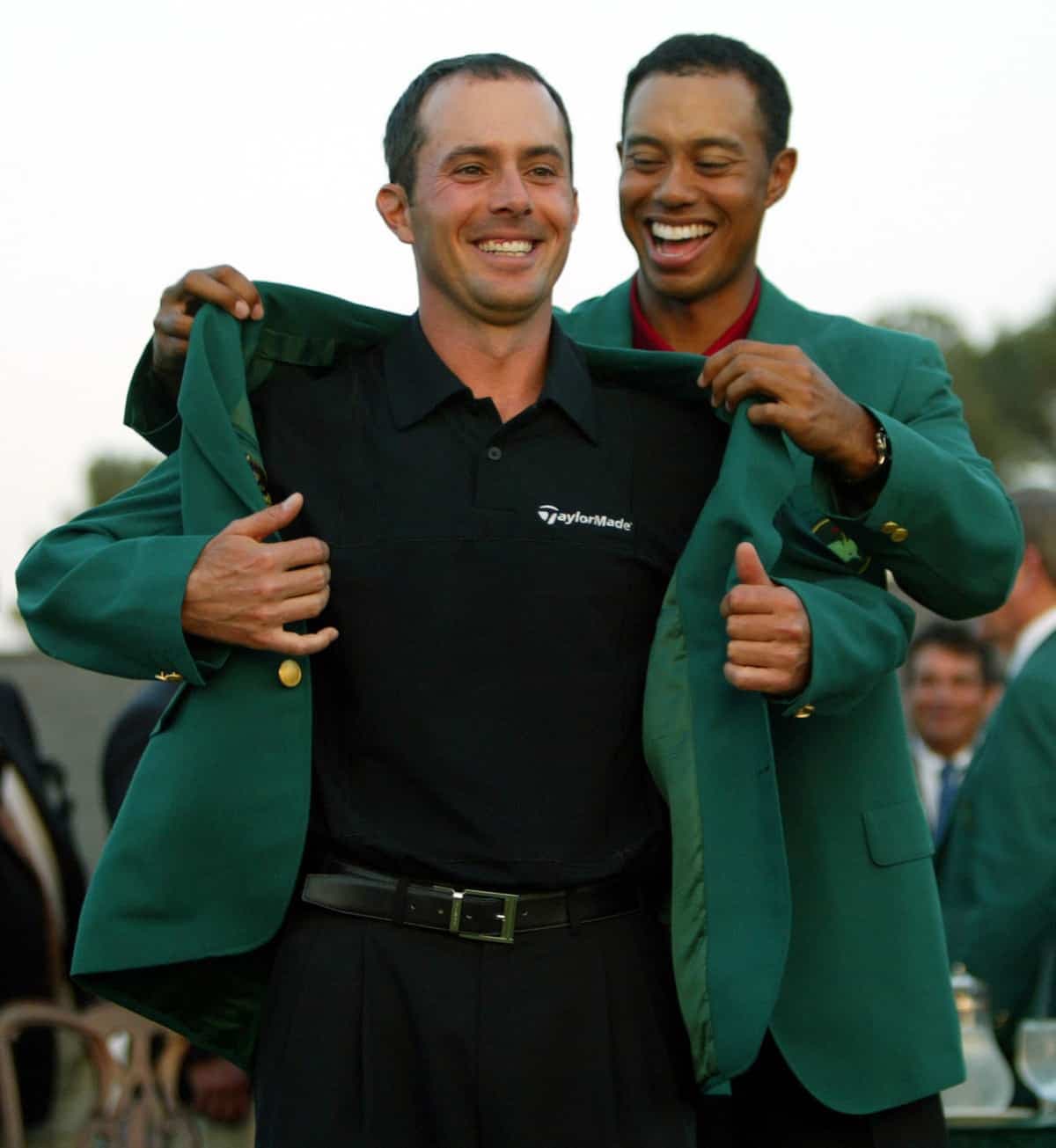 Le golfeur canadien Mike Weir reçoit le veston vert des mains de Tiger Woods en avril 2003 après sa victoire au Tournoi des Maîtres, à Augusta.