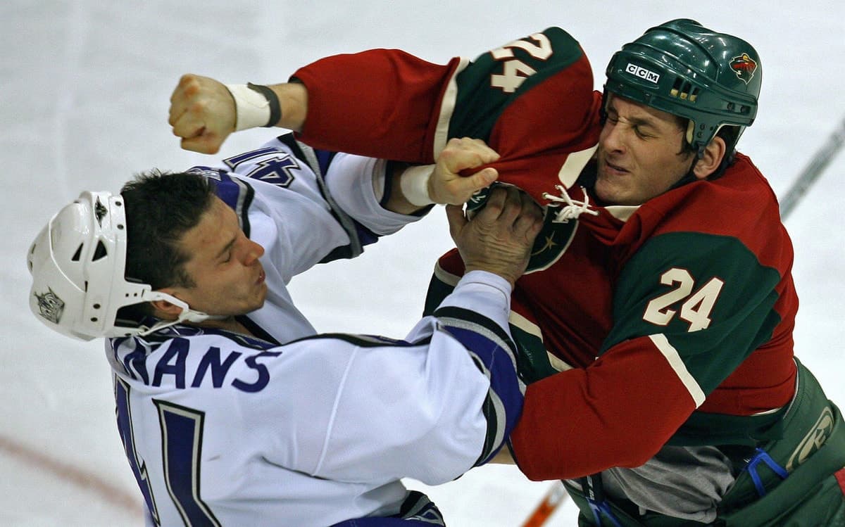 Derek Boogaard (à droite), décédé en 2011, lors d'un combat avec un autre dur à cuire, Raitis Ivanans, en 2006. Après sa mort, l'autopsie a démontré que son cerveau présentait les premiers signes de l'encéphalopathie traumatique chronique (ETC).