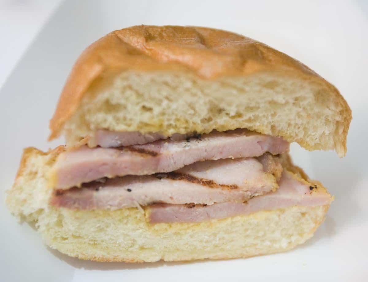 Un sandwich au bacon «peameal».