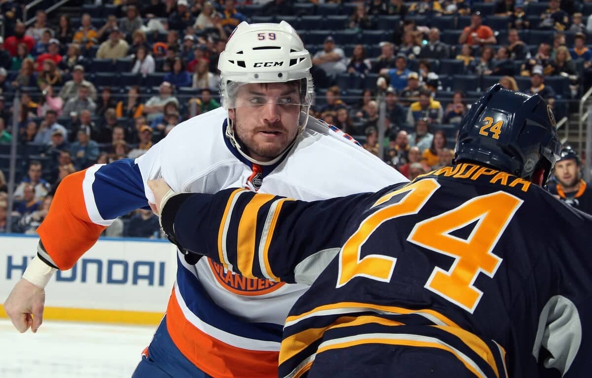 Brett Gallant, en 2014, lors d'un de ses 4 matchs dans la LNH. Il s'est tout de même battu à plusieurs reprises, dont à Buffalo contre Zenon Konopka.