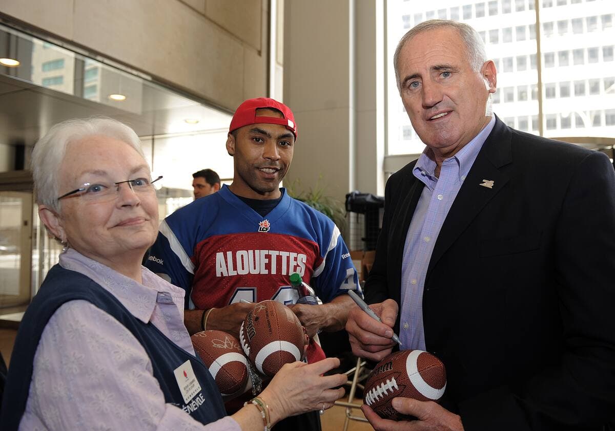 Peter Dalla Riva (à droite) lors de la collecte de sang annuelle des Alouettes de Montréal en 2014.
