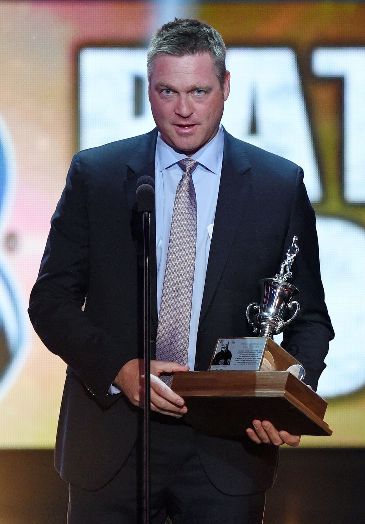 Patrick Roy reçoit le trophée Jack-Adams remis à l'entraîneur-chef par excellence dans la LNH, en juin 2014.