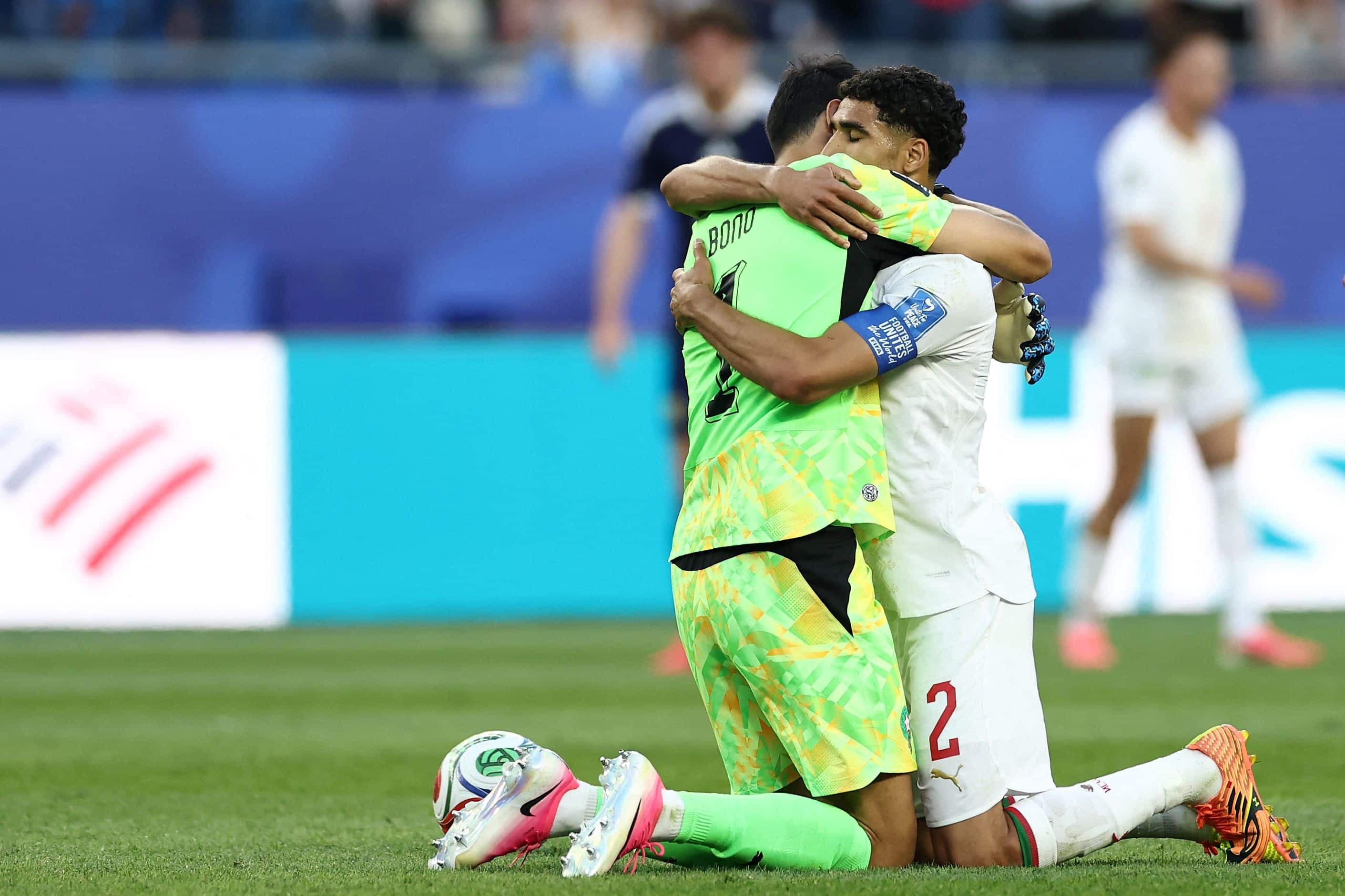Le gardien de but marocain Yassine Bounou (n° 1) et le défenseur Achraf Hakimi (n° 2) célèbrent la victoire du Maroc face à l’Écosse lors d’un match du groupe C de la Coupe du monde 2026, qui s'est déroulé au Boston Stadium de Foxborough le 19 juin 2026. (Photo : FRANCK FIFE / AFP)