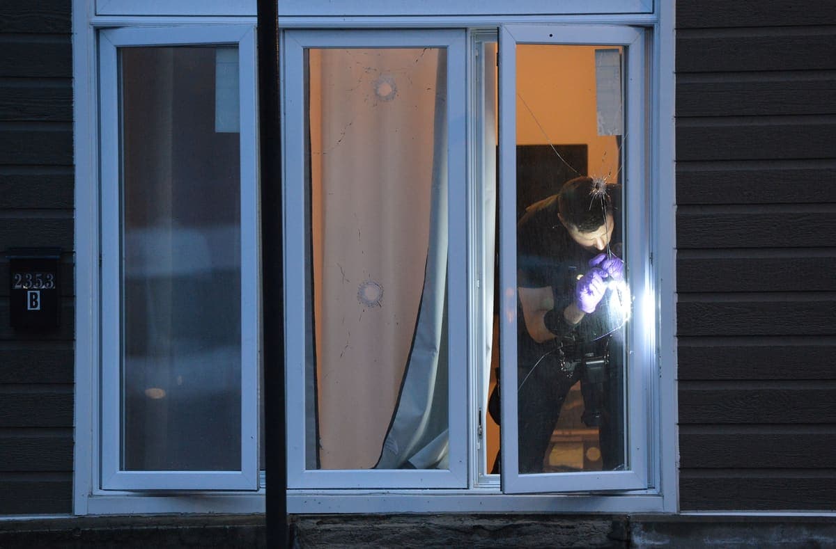Les trous de balle étaient bien visibles dans la fenêtre du logement visé.