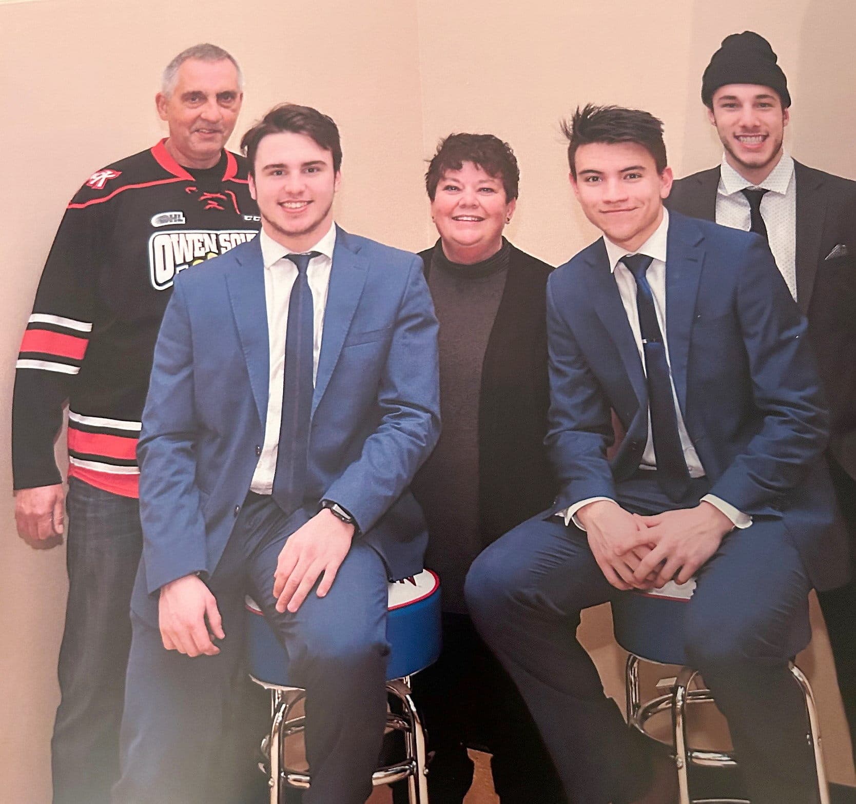 Phil Rowe (à gauche), Sarah Rowe (au centre) et leur fils Scott posent avec Nick Suzuki (deuxième à partir de la droite), Sean Durzi (à gauche) et Alan Lyszczarczyk, à l'époque où ils hébergeaient les trois joueurs.
