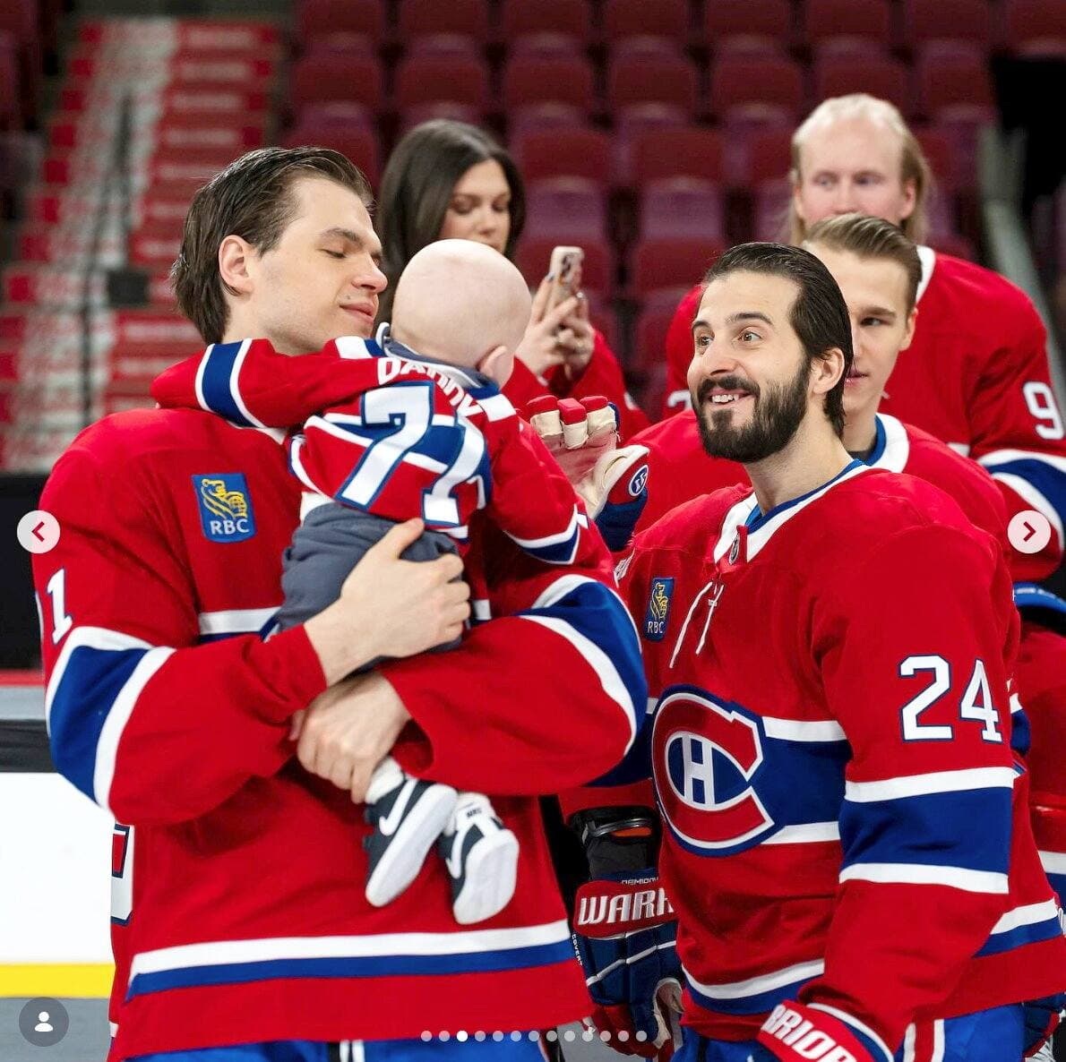 Jake Evans a présenté un de ses jumeaux à Phillip Danault lors de la photo d’équipe du Canadien.