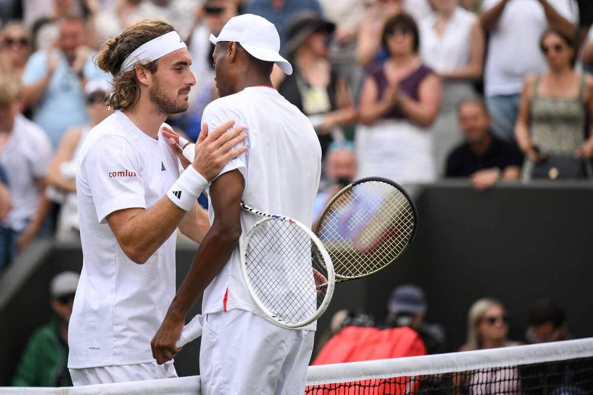 Christopher Eubanks et Stefanos Tsitsipas se serrent la main après leur match de ronde des 16 à Wimbledon, lundi.