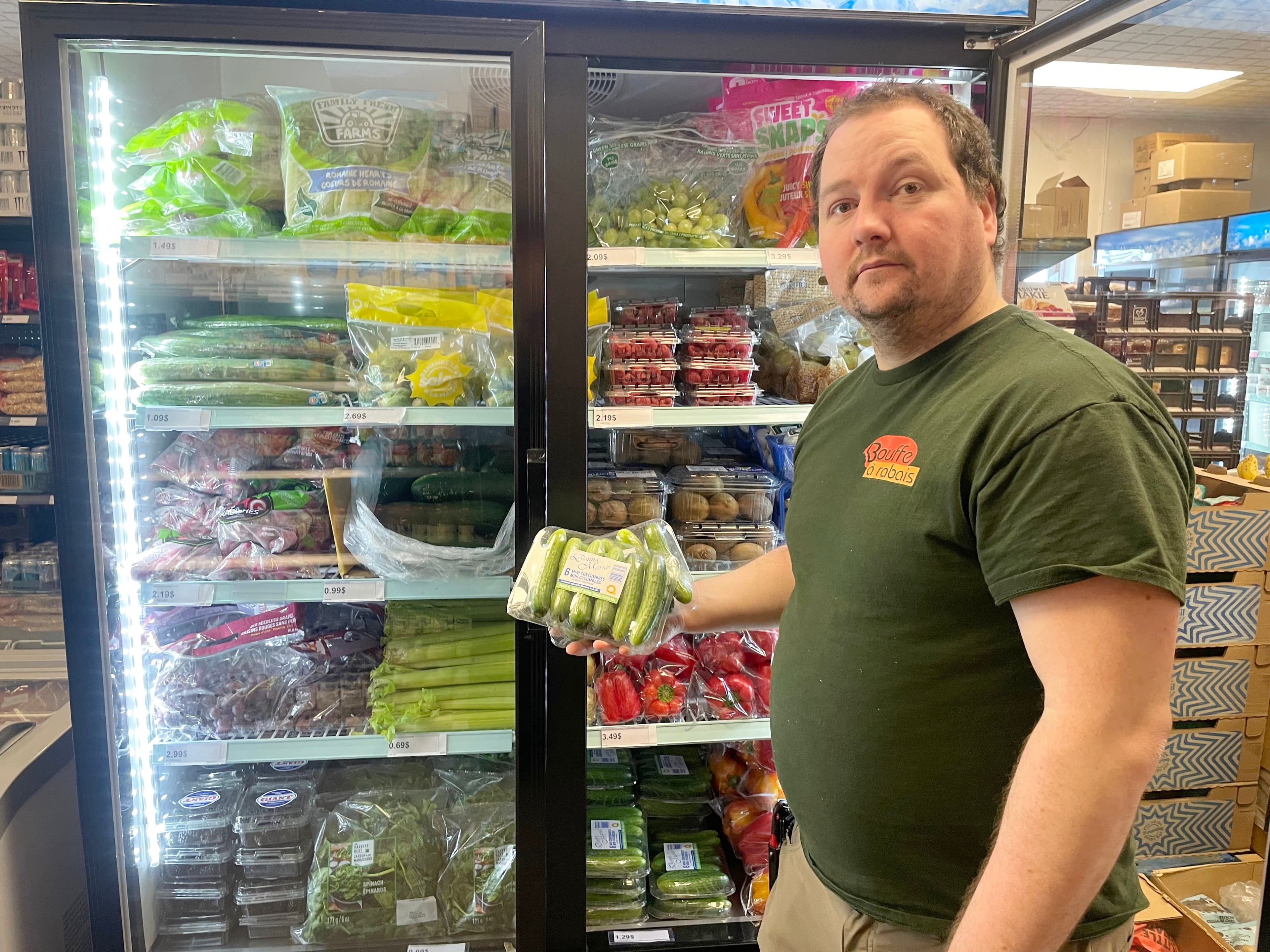 Yannick et Nicolas Bourque (photo), deux frères jumeaux, sont les propriétaires de six succursales de Bouffe à Rabais, un magasin de liquidation alimentaire, au Centre-du-Québec et en Mauricie. Ils veulent aider les consommateurs à payer leurs denrées moins chères. Photos prises le 17 avril 2026 par Bouffe à Rabais.