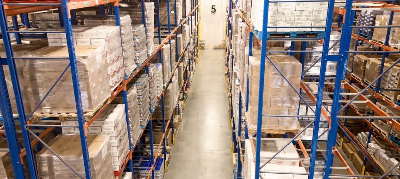 Des surplus de 350 manufacturiers s’entassent ici, chez Groupe NPI, avant d’atterrir sur les tablettes des épiceries de liquidation du Québec.