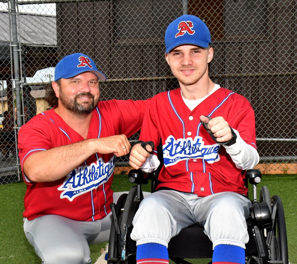 Édouard Tremblay, avec son père, Sébastien, est désormais l'un des entraîneurs des Athlétiques d'Alma.