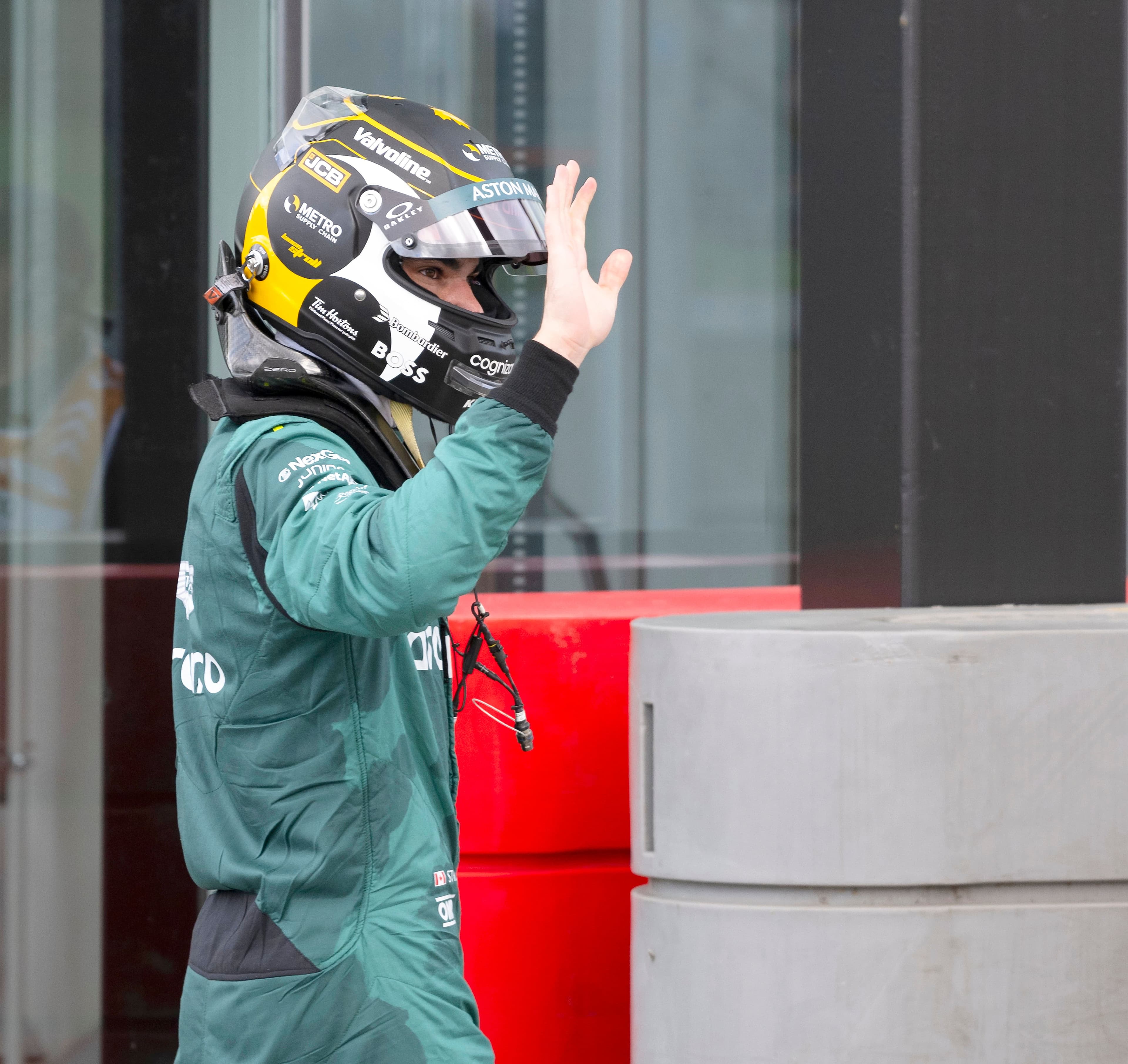 Lance Stroll a salué le foule après les qualifications, samedi, au Grand Prix de F1 du Canada, à Montréal.