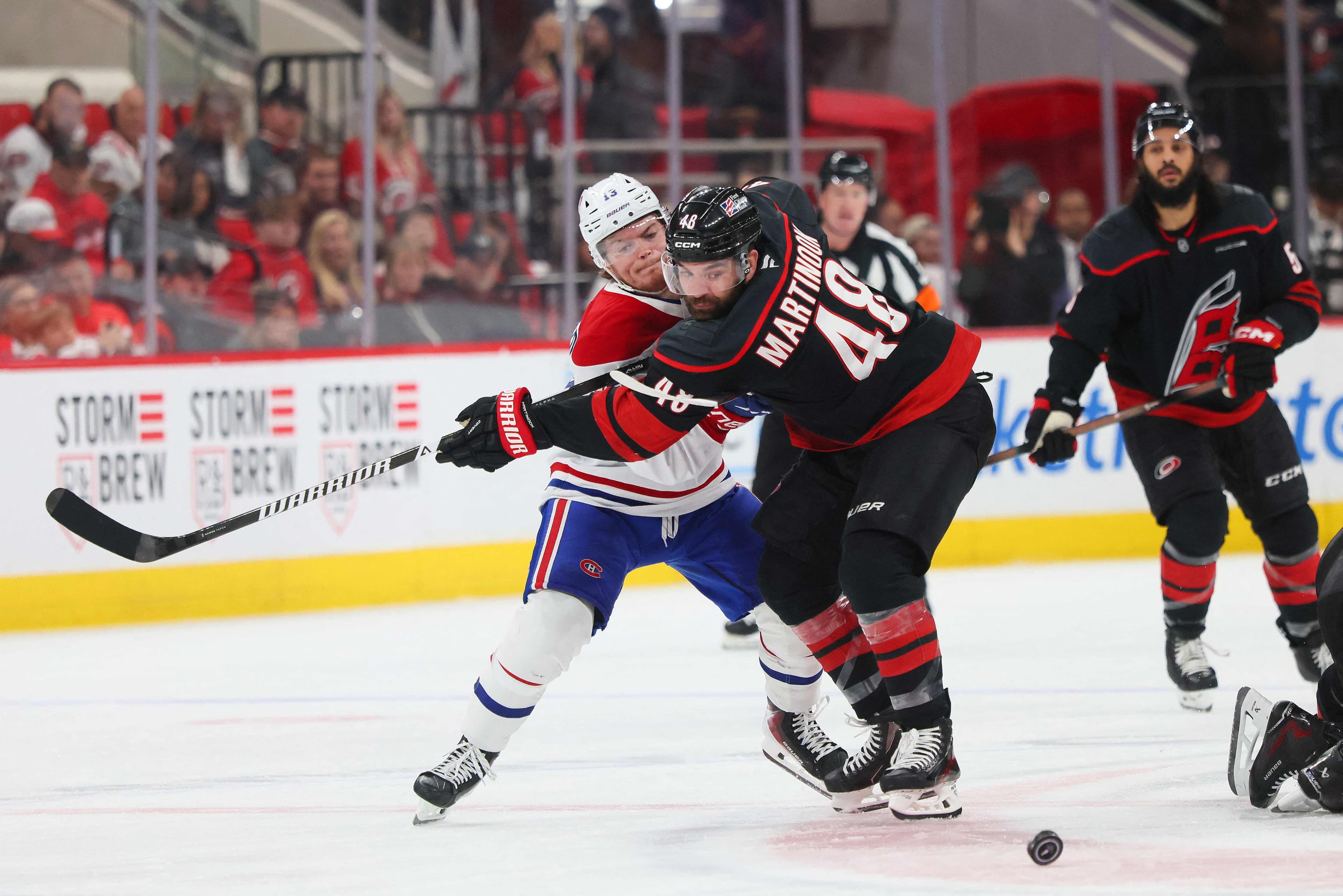 Jordan Martinook assure qu’il faut être constamment dans les culottes des joueurs du Canadien.