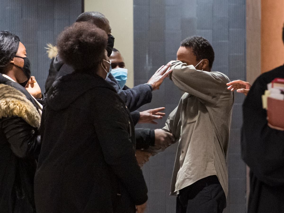 À la sortie du tribunal, Mamadi Fara Camara n’a pu retenir ses larmes après avoir appris qu’il était libéré de toutes les accusations qui pesaient contre lui.