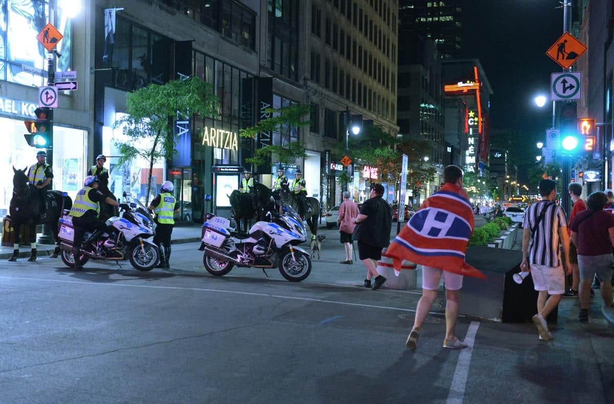 Déploiement policier sur la rue Sainte-Catherine, près de la rue Stanley, lors de l’affrontement entre le Canadien et les Jets de Winnipeg en juin 2021.