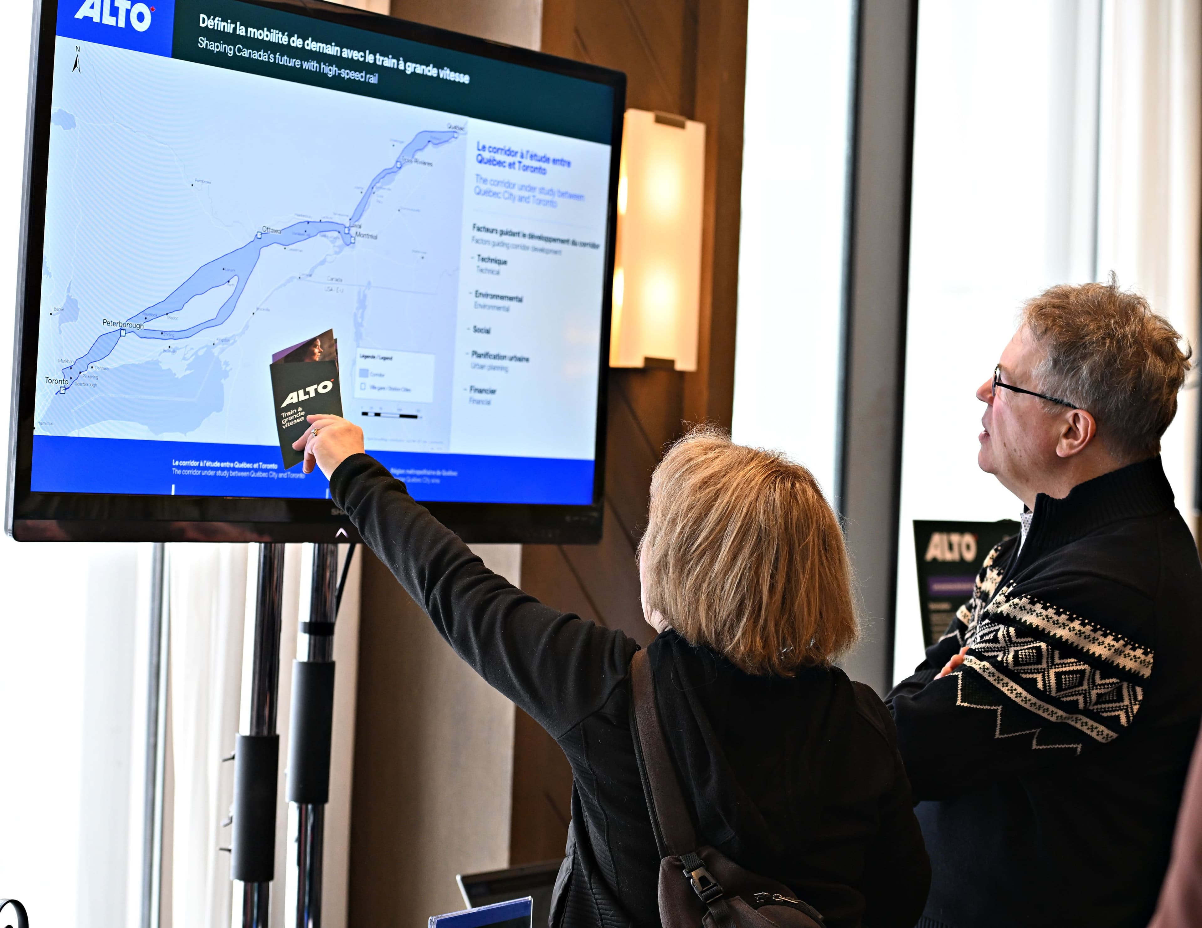 Première séance de consultation sur le TGV à l’Hôtel Hilton de Québec, le mercredi 11 février 2026.  Des citoyens regardent les écrans d’informations.
STEVENS LEBLANC
JOURNAL DE QUEBEC/AGENCE QMI)