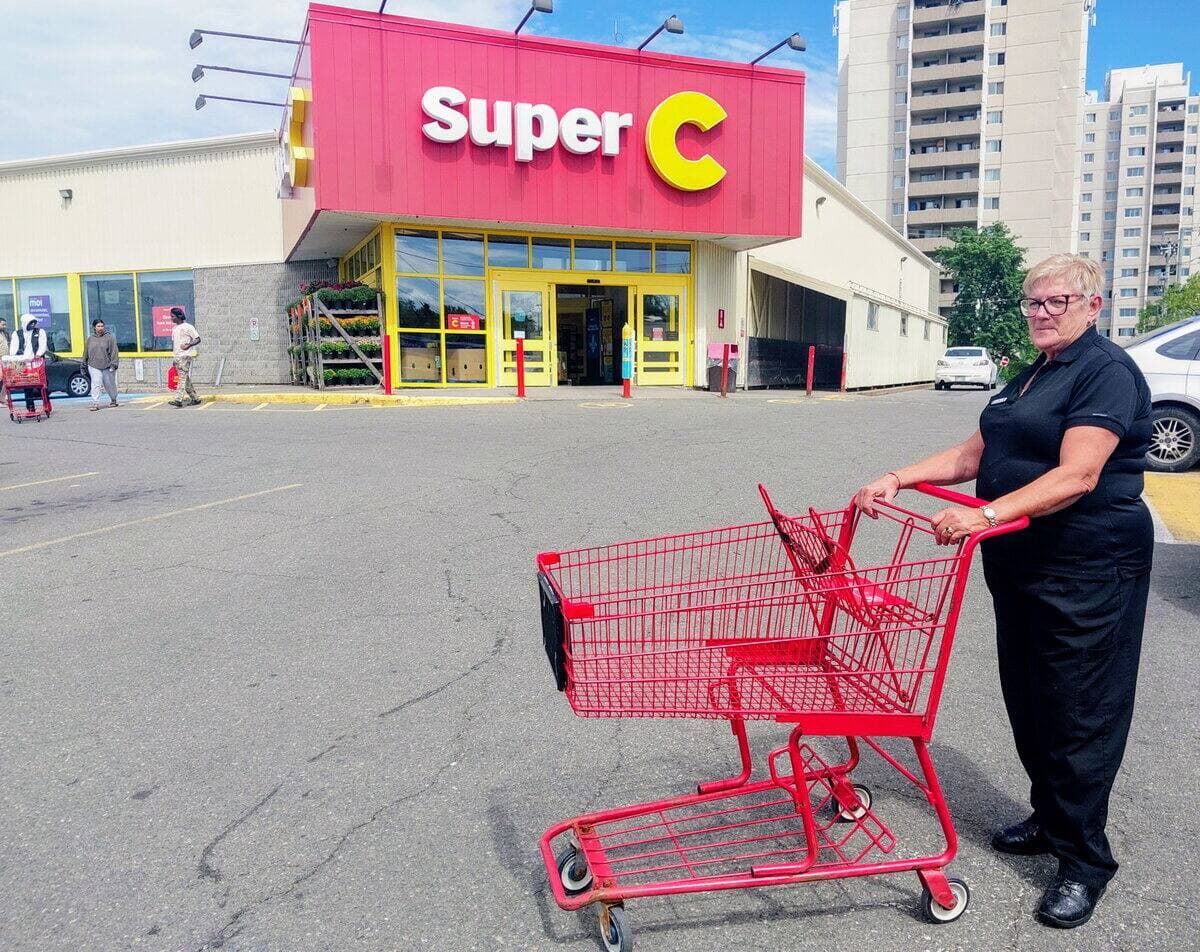 Interrogée dans un supermarché de Québec, Jocelyne Bouchard juge que les coûts à l’épicerie sont devenus «ridicules», tout comme le coût de la vie en général.
