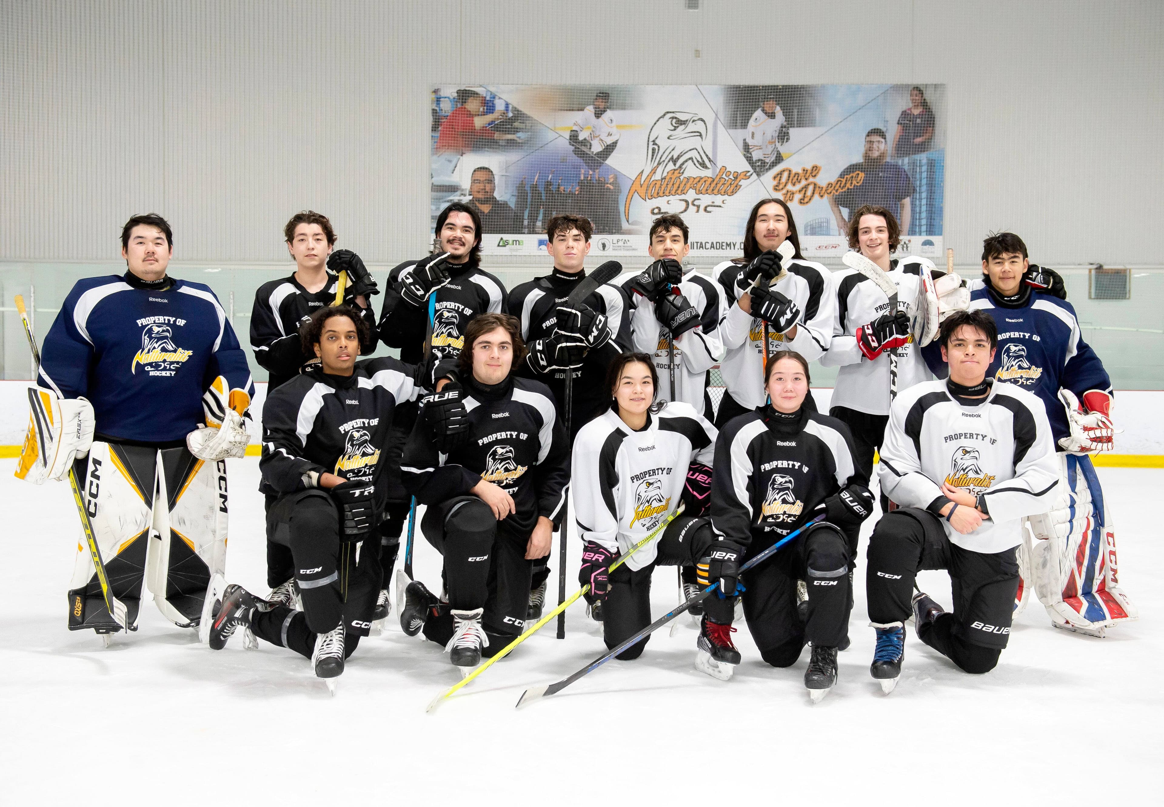 L'équipe junior B de l'Académie Natturaliit est majoritairement composée de joueurs et de joueuses inuits. Les entraîneurs Nicolas Kulula-Lance et Tuniq Berthe sont dans la rangée du haut, à la droite du gardien de but.
