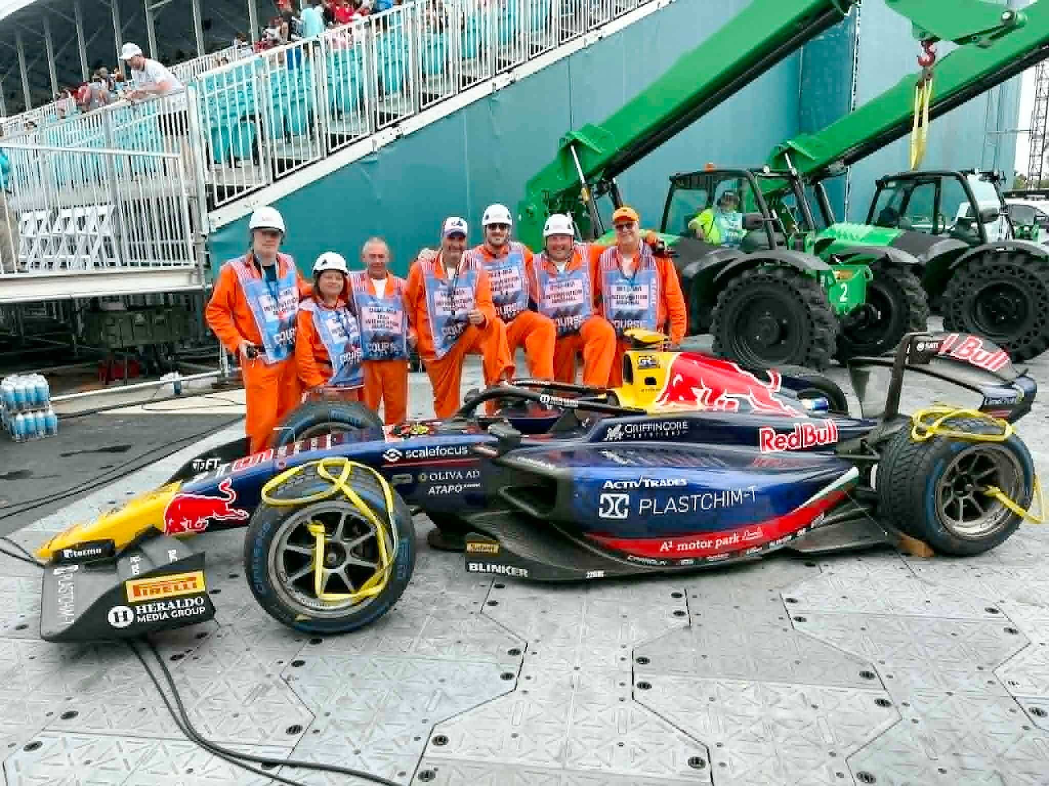 Chantale Sylvain (au centre), est entourée de ses collègues signaleurs passionnés de sports motorisés. Michel Dion, Denis Marcotte, Glenn Gray, François Darcy, Alexis Chauvin, Marco DiCarlo et Jean-Michel Garreau ont travaillé en bordure de piste au Grand Prix de Miami.