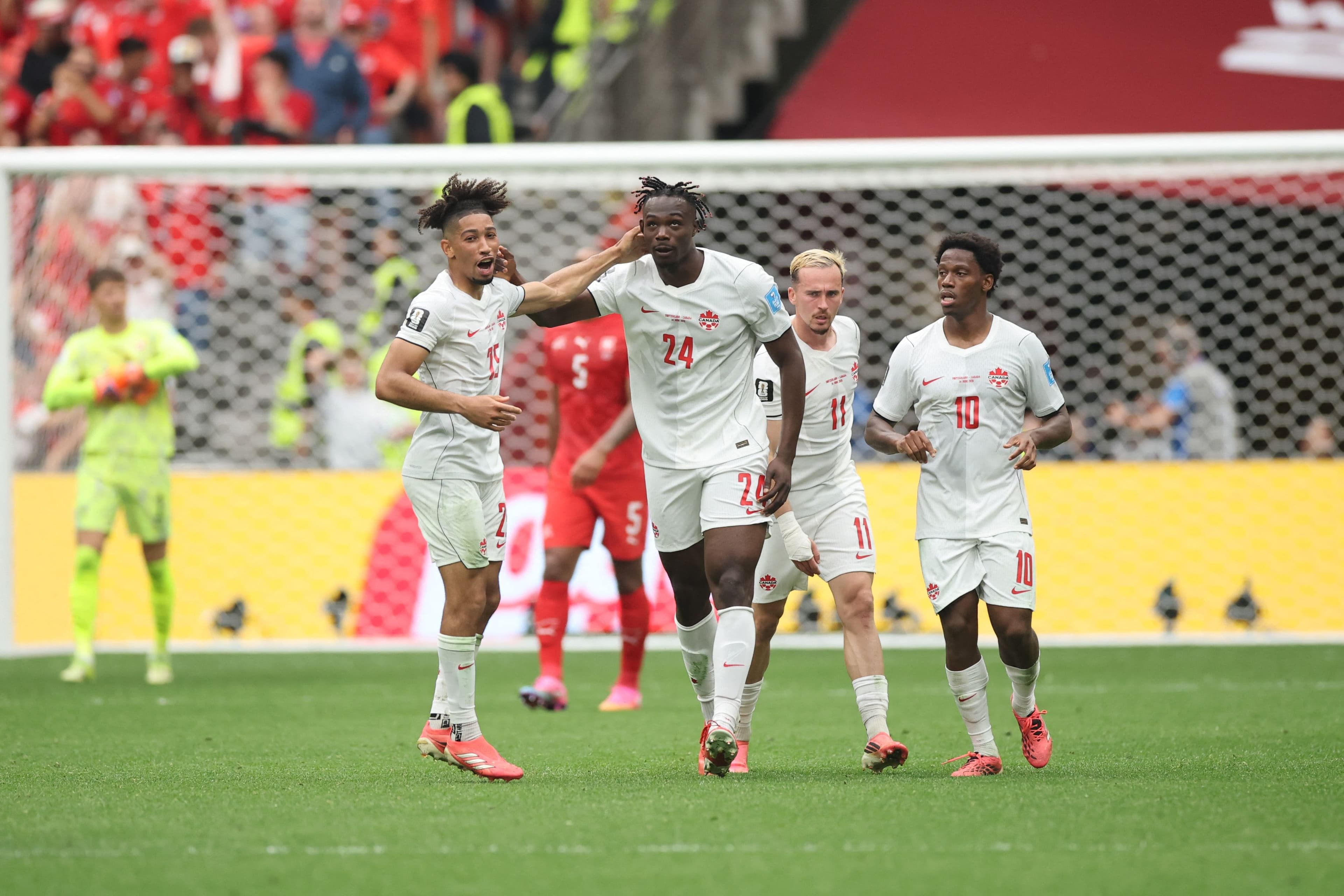 Le Québécois Nathan Saliba (à gauche) célèbre le but de Promise David (24), le seul du Canada dans une défaite de 2 à 1 aux mains de la Suisse, mercredi à Vancouver.