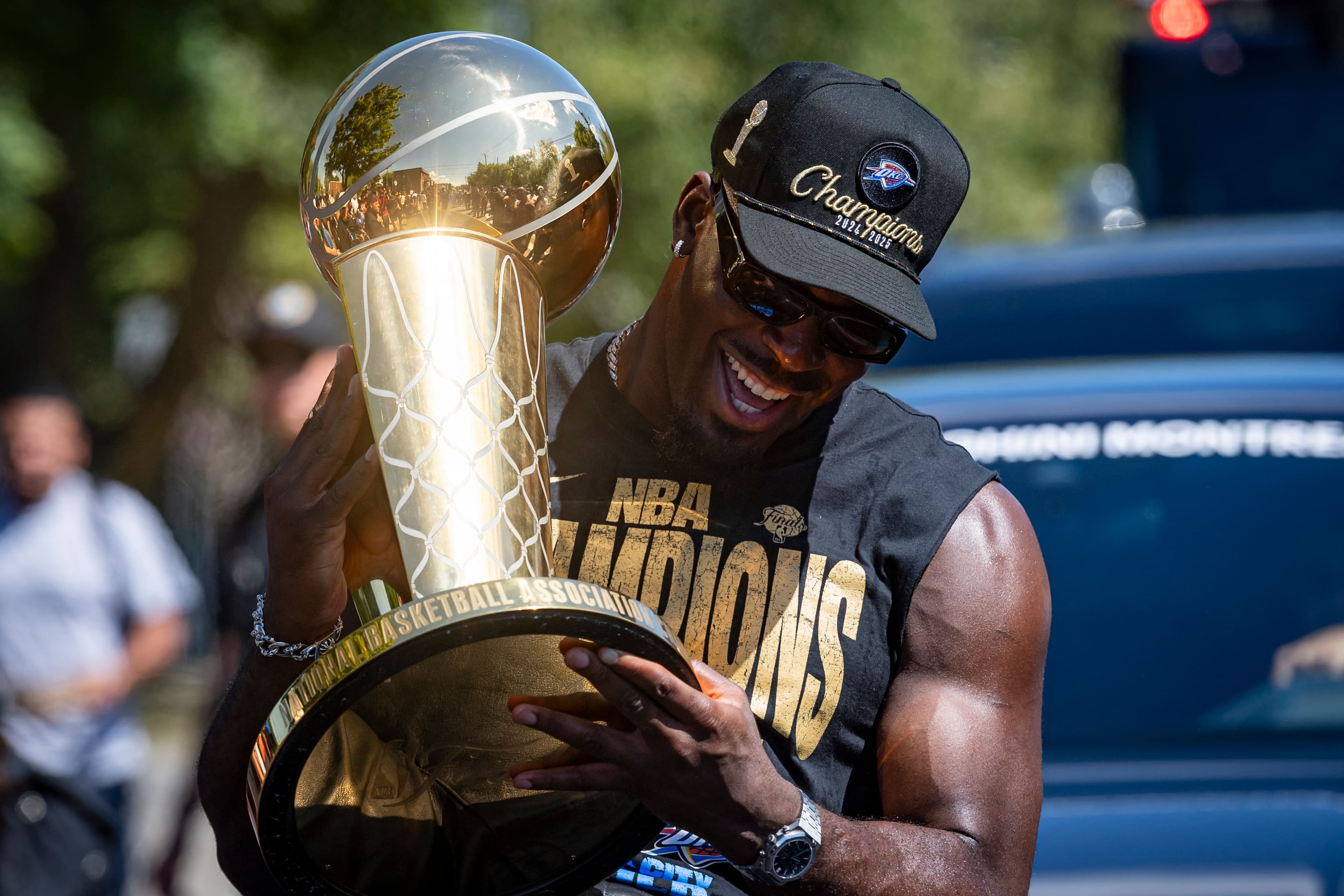 Le Québécois Luguentz Dort avec le trophée de champion de la NBA, l’été dernier, à Montréal.