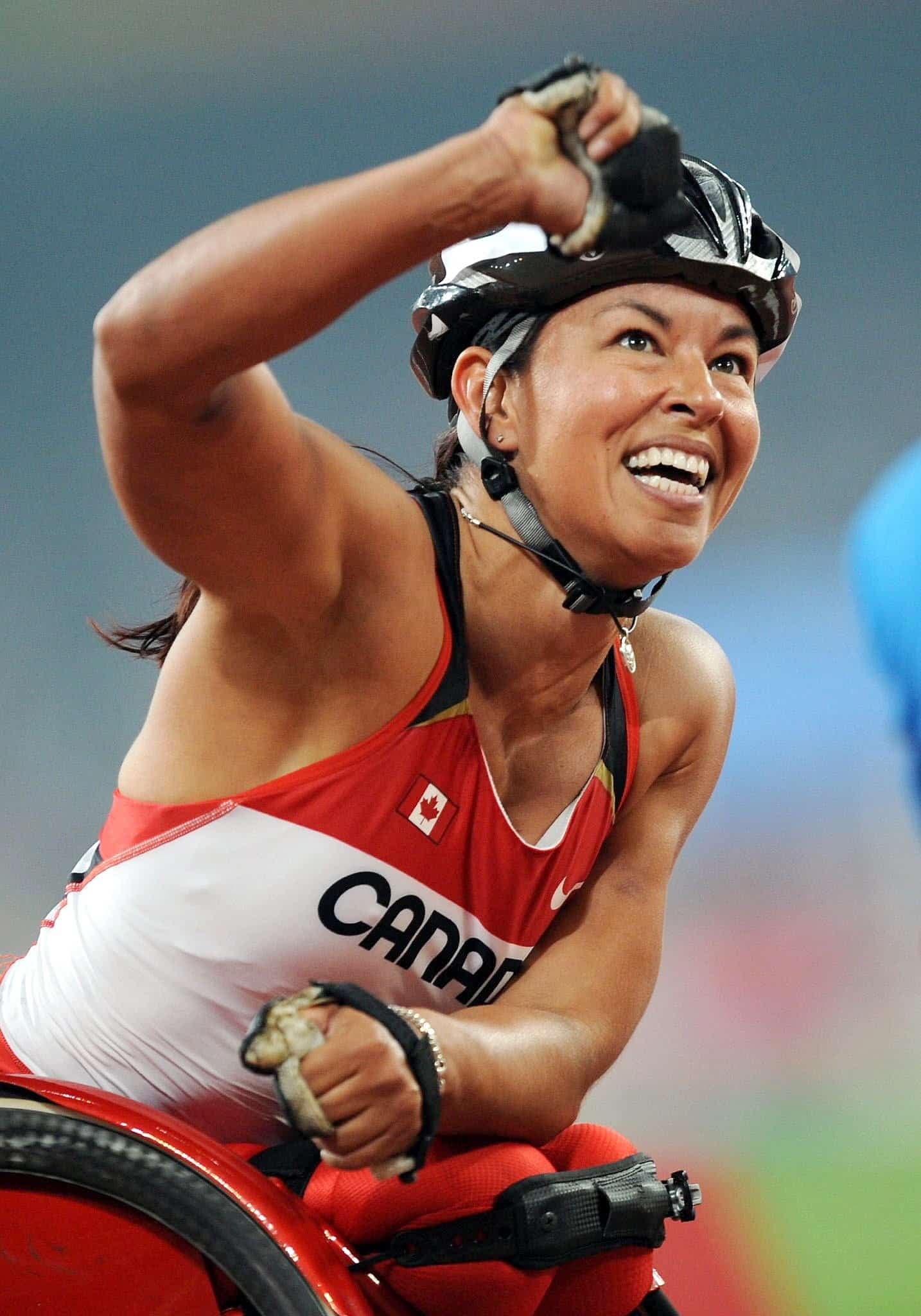 Chantal Petitclerc célèbre sa médaille d’or sur 800 mètres aux Jeux paralympiques de 2008. Elle quittera Pékin avec cinq premières places.