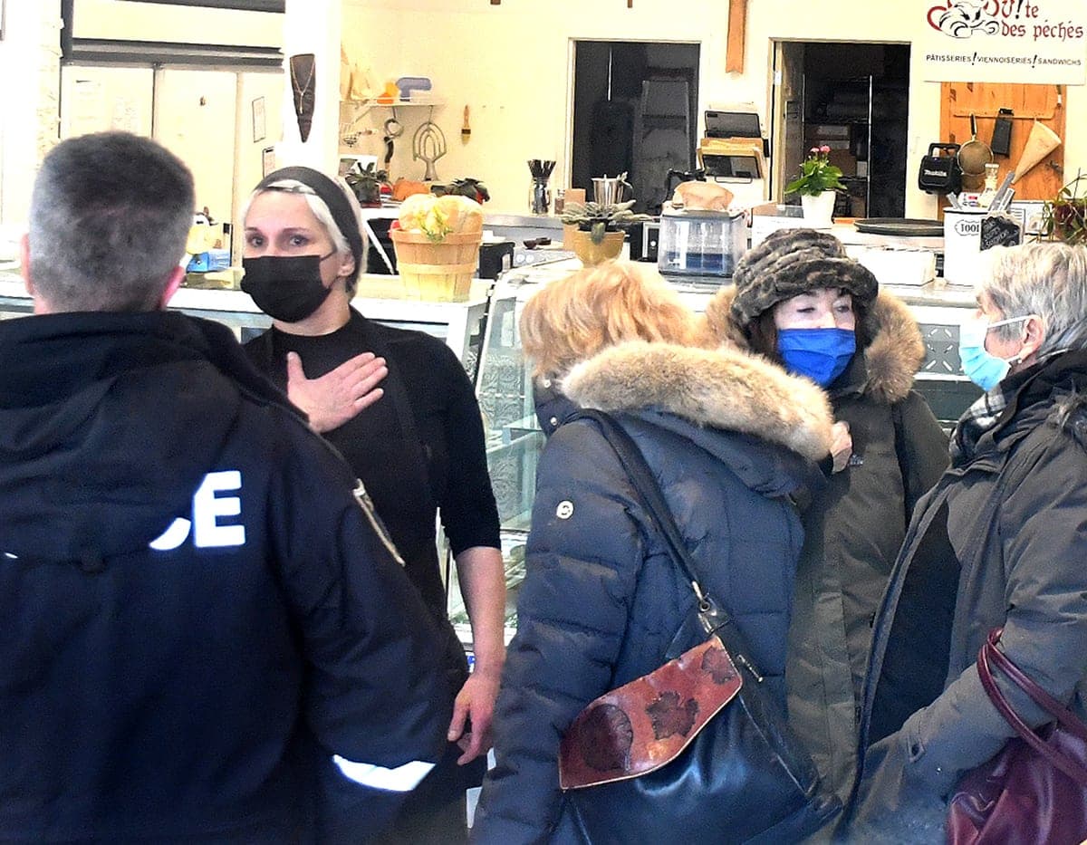 Même si elle a reçu la visite des policiers, jeudi, Stéphanie Hariot, une ancienne infirmière auxiliaire, compte ouvrir sa salle à manger, vendredi.