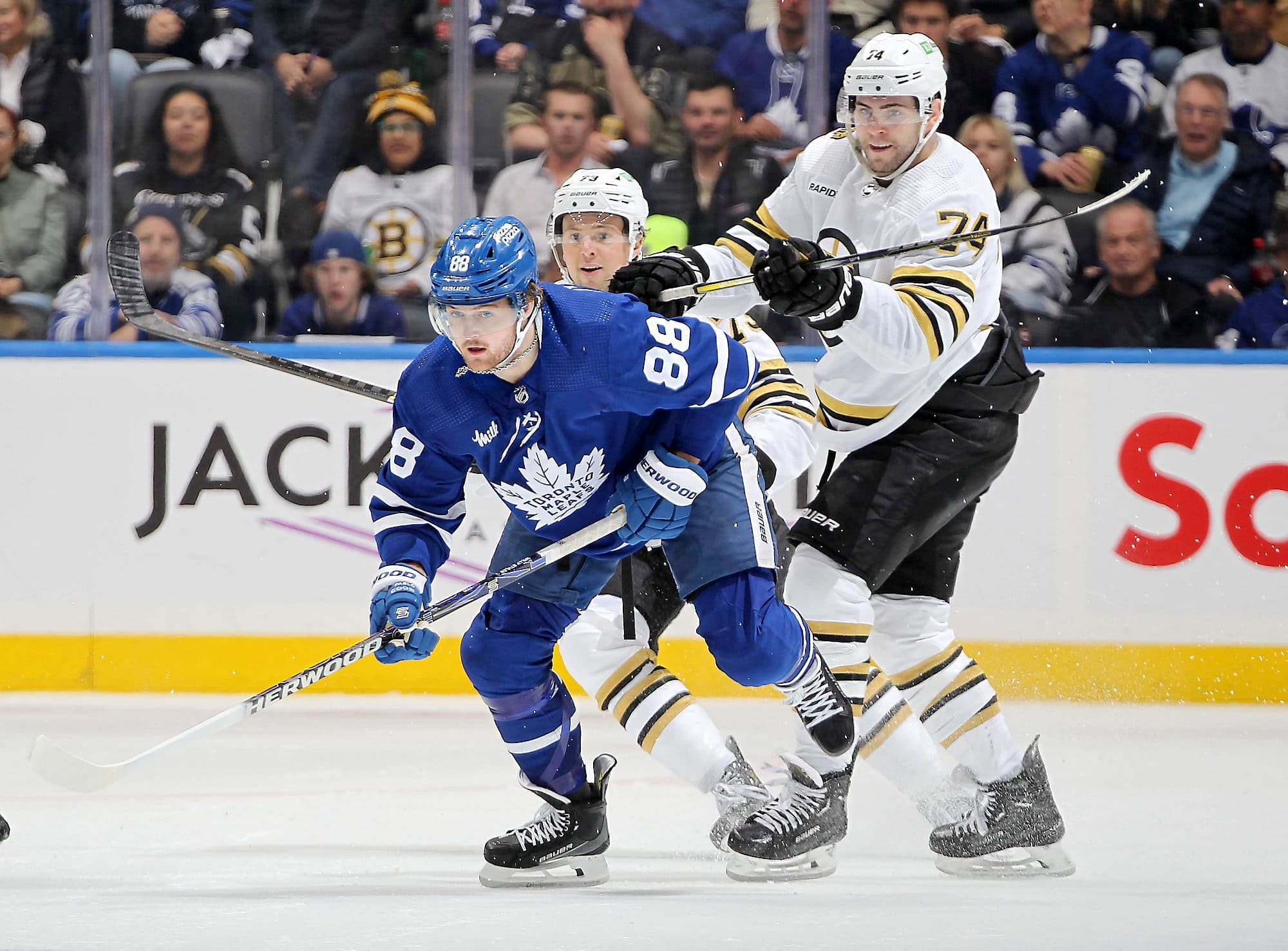 William Nylander a effectué son retour au jeu lors du quatrième match de la série face aux Bruins.