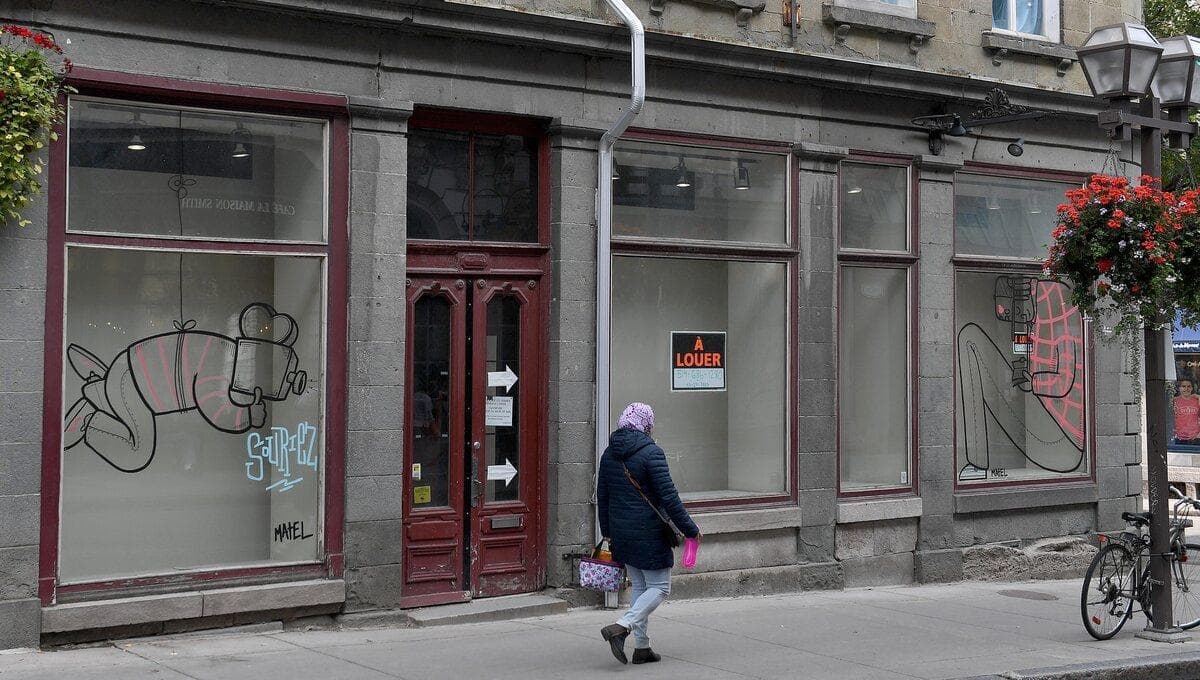 De nombreuses vitrines d’anciens restaurants ou commerces sont tapissées de papier sur la rue Saint-Jean, dans le Vieux-Québec, laissant des trous bien visibles dans la trame commerciale.