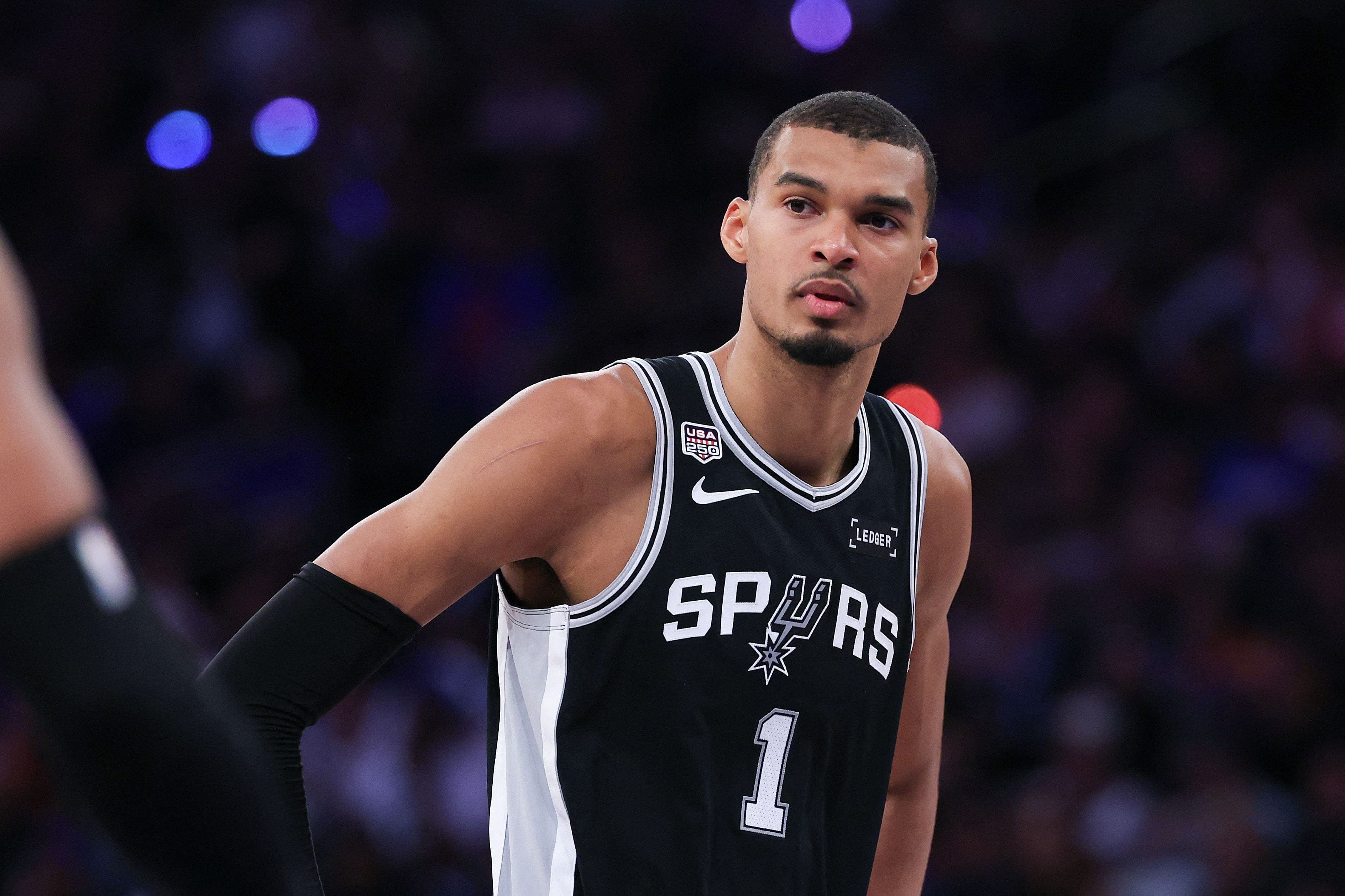 Dominant au troisième match de la finale de la NBA entre les Spurs et les Knicks, le Français Victor Wembanyama a aussi été impliqué dans un jeu physique controversé, qui attise la colère des New-Yorkais.