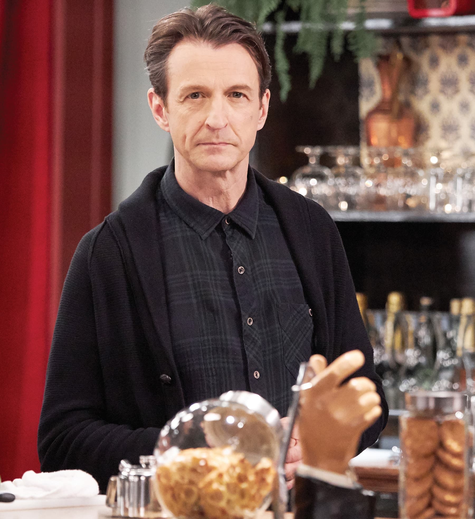 Stéphane (Stéphane Crête) est le propriétaire de l’appartement où habite le trio.
