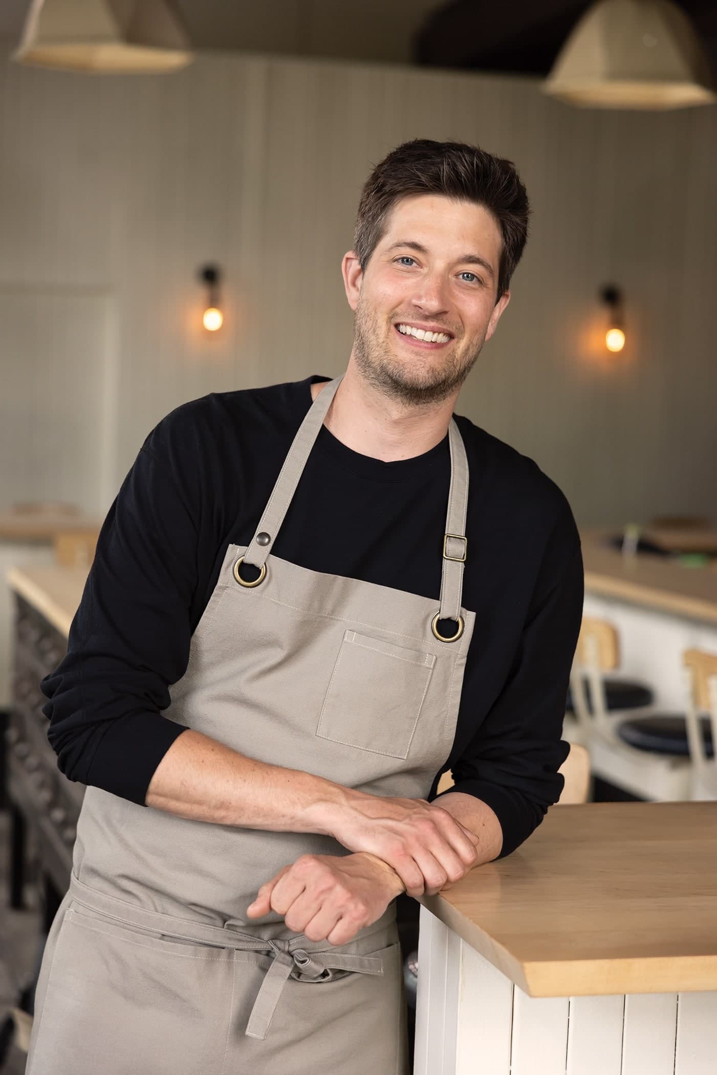 Vincent accompagne les participants en cuisine