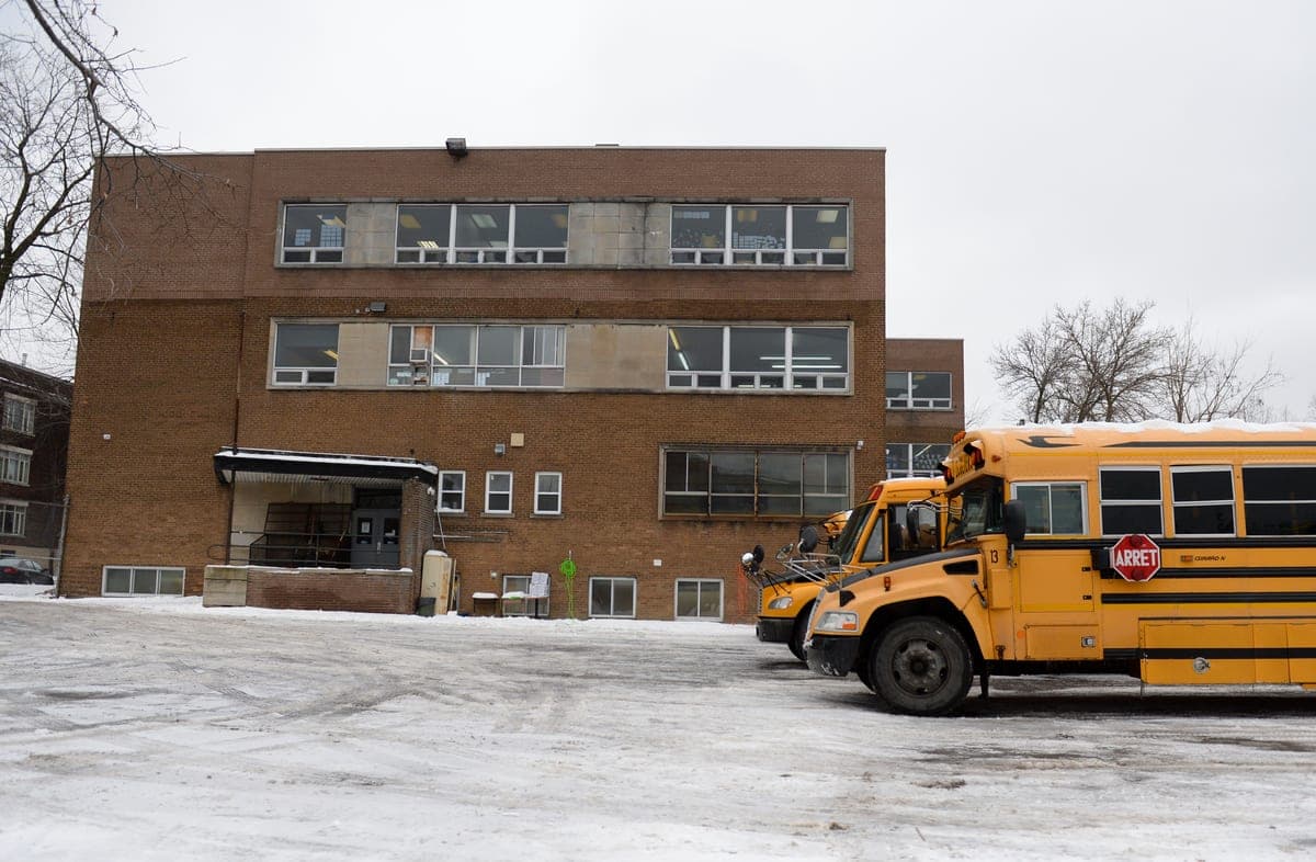 Au moins une centaine de jeunes quittent l’école communautaire Belz chaque jour, selon des voisins.
