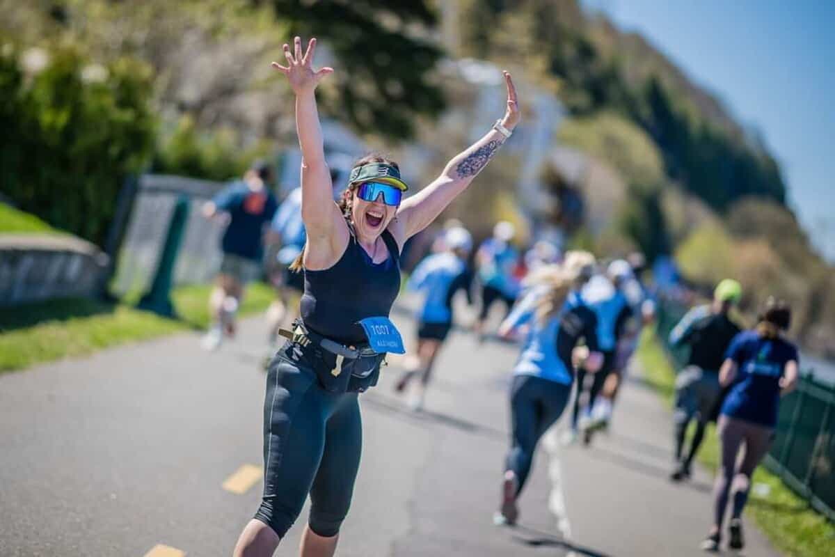 Heureuse et bien dans sa peau après avoir perdu 160 lb, Alexandra Lemieux ne craint plus les défis. On l’aperçoit ici, rayonnante durant le demi-marathon de Lévis, en 2024.