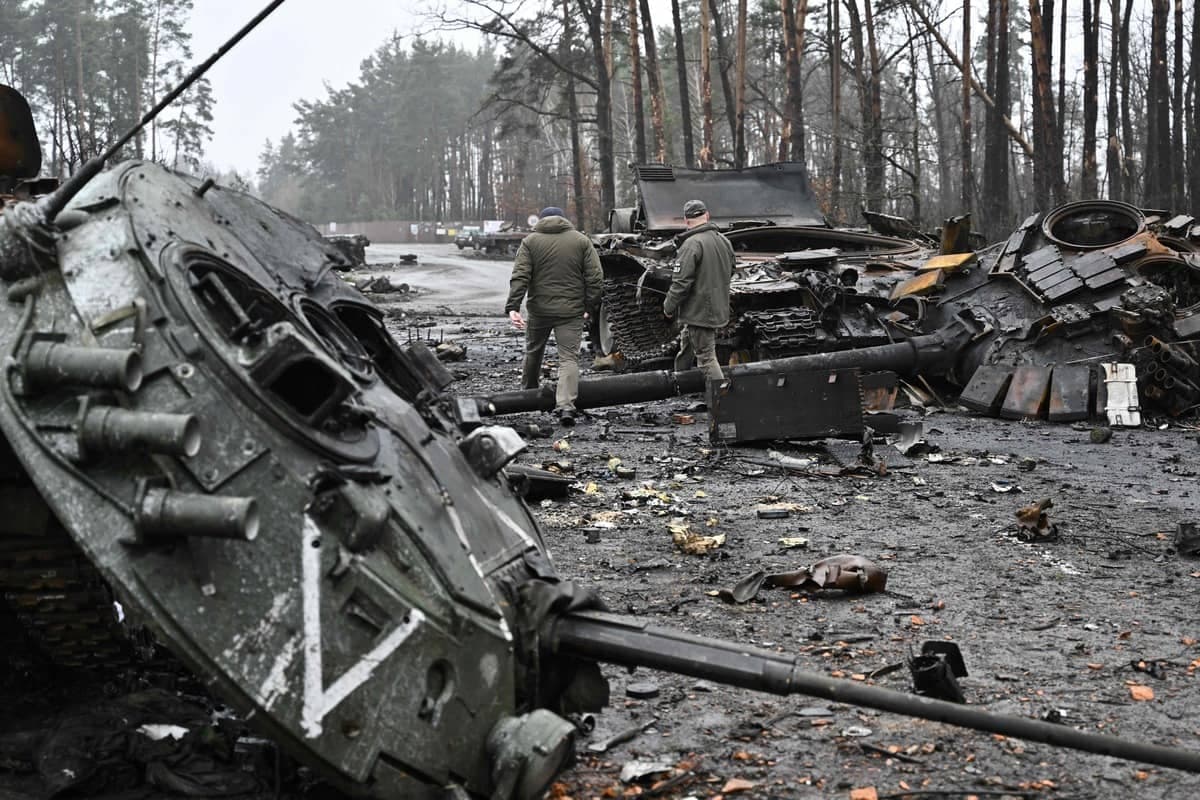 Des chars et des véhicules blindés de transport de troupes russes détruits dans le village de Dmytrivka, à l'ouest de Kyïv, le 2 avril 2022, après que les forces russes se sont retirées des zones du nord autour de Kyïv. (Photo de Genya SAVILOV / AFP)