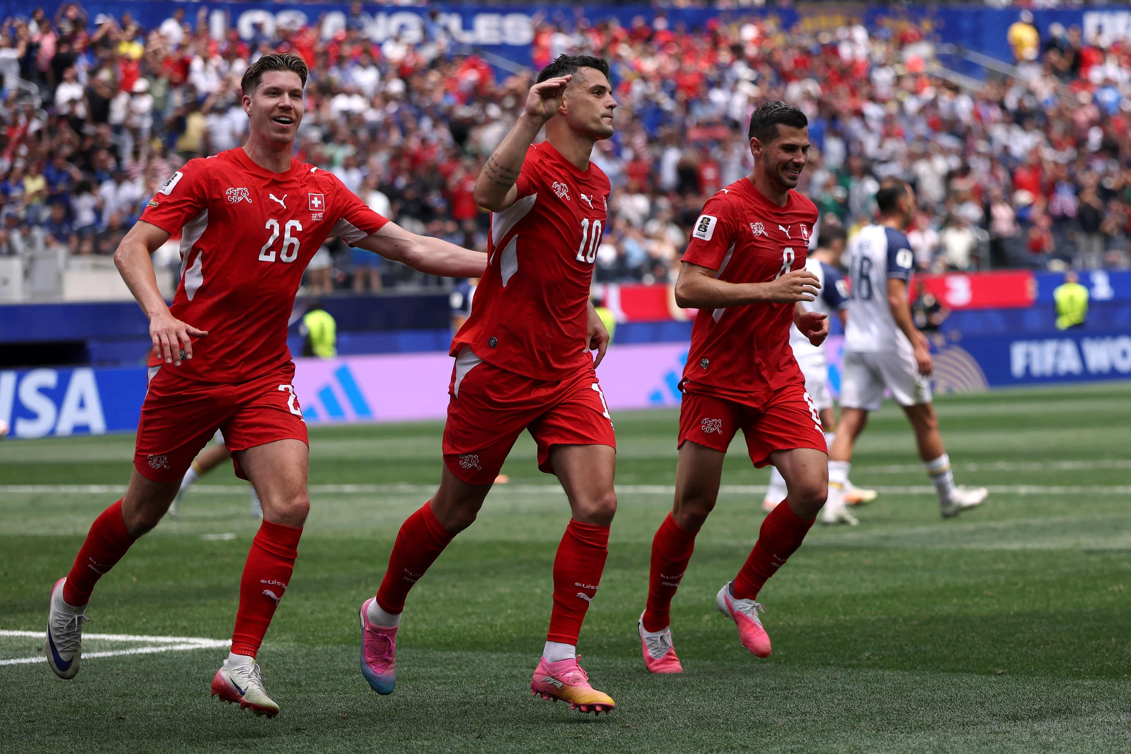 Le capitaine suisse Granit Xhaka (au centre) a célébré son but jeudi contre la Bosnie-Herzégovine en mimant avec sa main quelqu’un qui demande à une personne de se fermer la bouche.
