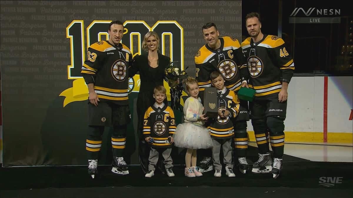 L’ancien capitaine des Bruins de Boston Patrice Bergeron lorsque l’équipe l’a honoré pour son 1000e point dans la LNH, en décembre 2022.
