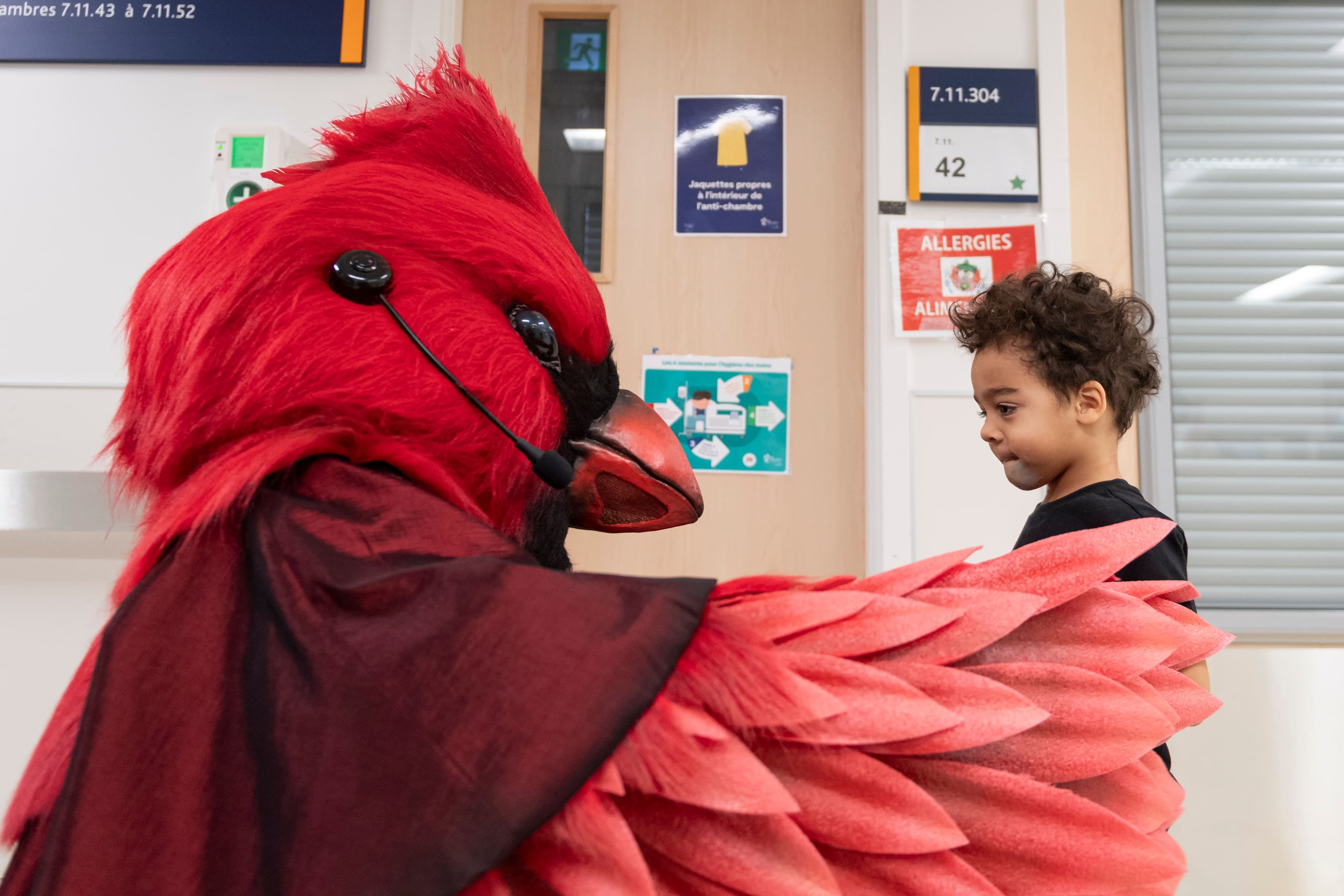 Le Cardinal, grand gagnant de la cinquième saison de «Chanteurs masqués», a croisé le jeune Olivier Perreault, jeudi, au CHU Sainte-Justine, à Montréal.