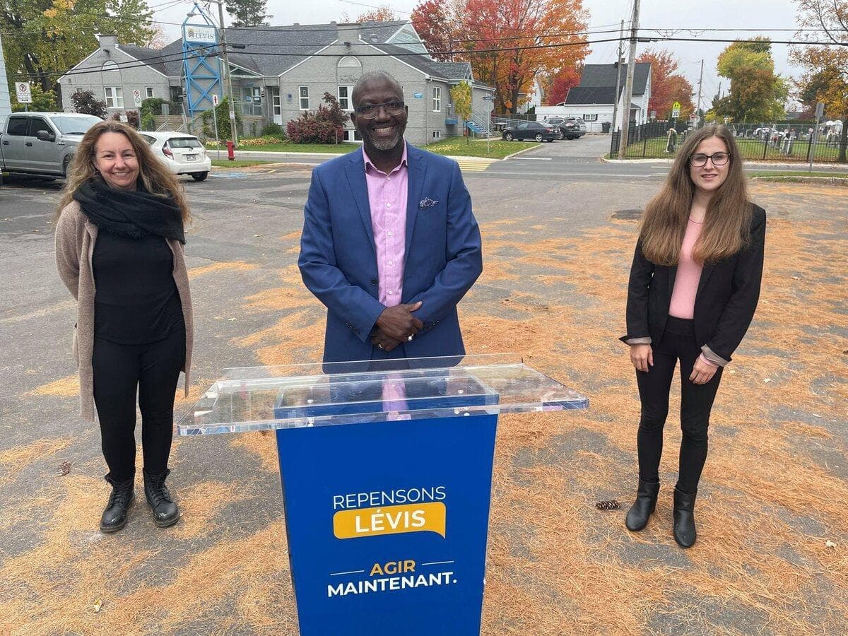 Le chef de Repensons Lévis et candidat à la mairie de Lévis, Elhadji Mamadou Diarra, avec les candidates Vanessa Couturier (Breakeyville) et Mireille Bélanger (Saint-Nicolas), jeudi matin, lors d’une annonce électorale au sujet de la sécurité routière.