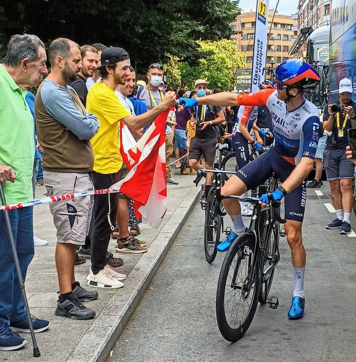 Hugo Houle salue un partisan canadien, Alex Amiri, au départ de la 3e étape à Amorebieta-Etxano.
