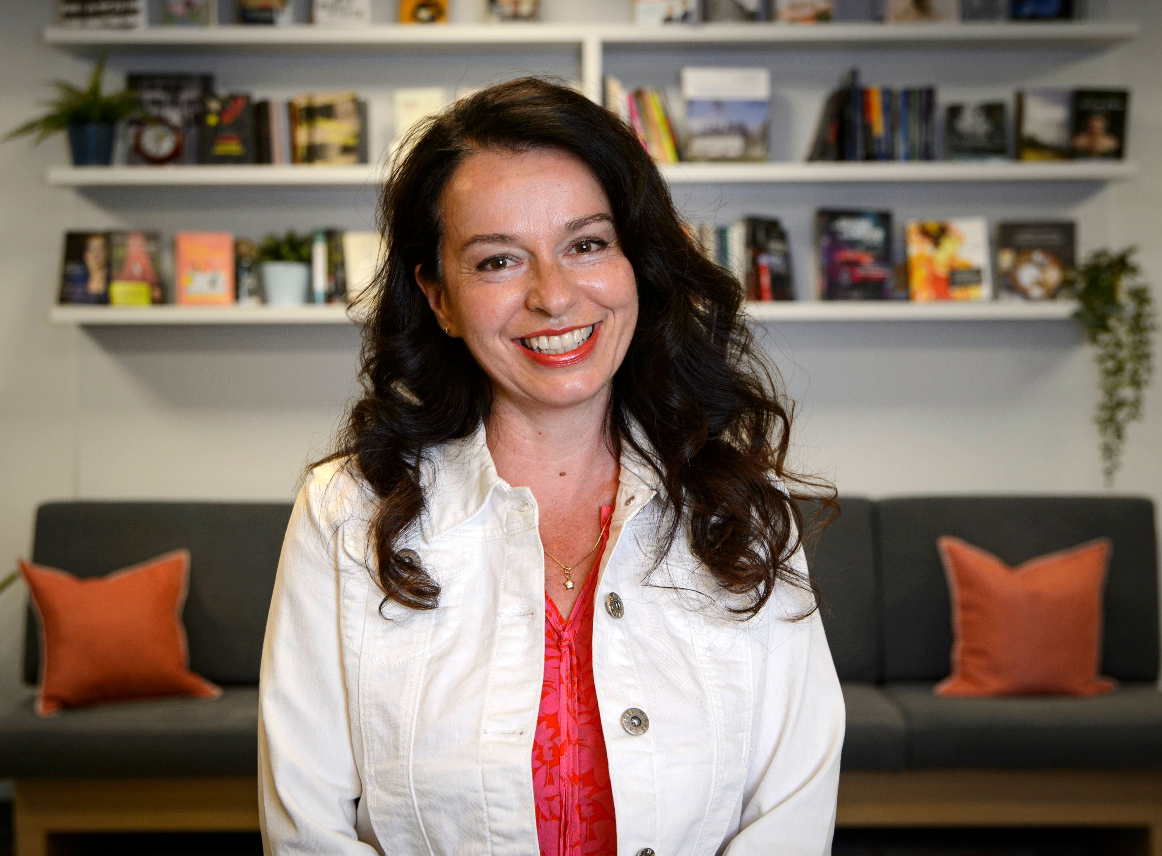 Laura Nicolae est née en Roumanie. Elle est arrivée au Québec il y a une vingtaine d’années pour faire des études de littérature québécoise à l’Université Laval.