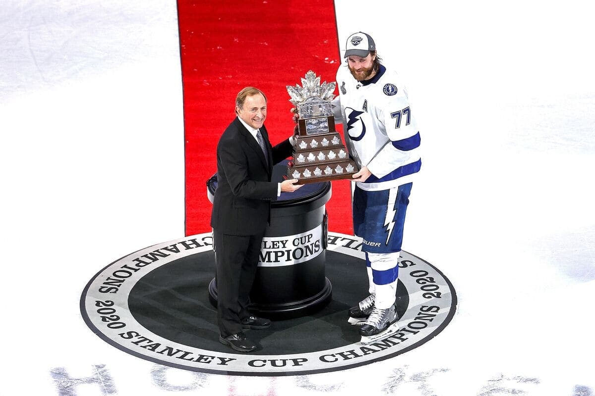Le défenseur du Lightning de Tampa Bay, Victor Hedman, a remporté le trophée Conn-Smythe remis au joueur le plus utile des séries éliminatoires.