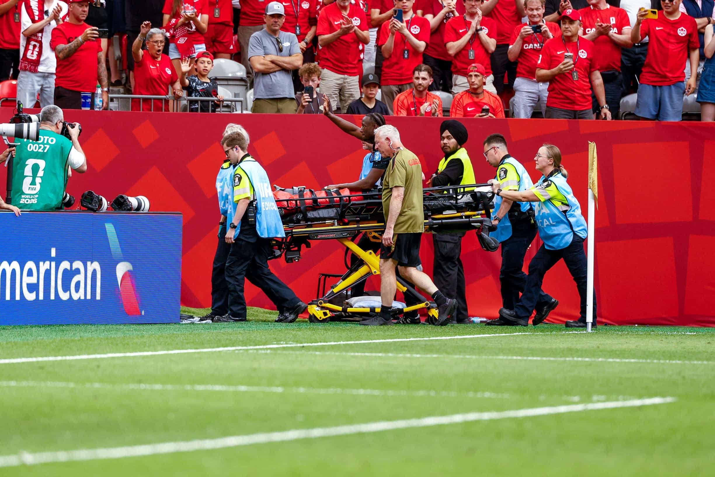 Le Québécois Ismaël Koné a quitté le terrain du BC Place de Vancouver en saluant la foule sur une civière jeudi en raison d'une fracture à la jambe gauche, lors du match contre le Qatar à la Coupe du monde de soccer.
