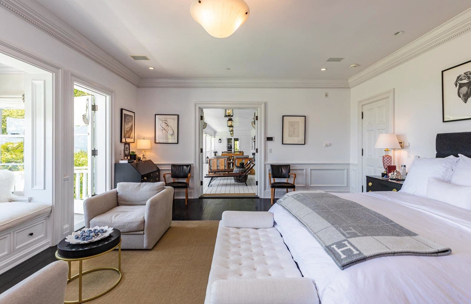 Les six chambres offrent une vue magnifique sur le terrain privé, alors que la chambre principale, en plus de sa propre salle de bains, a une salle de détente et un balcon spacieux.