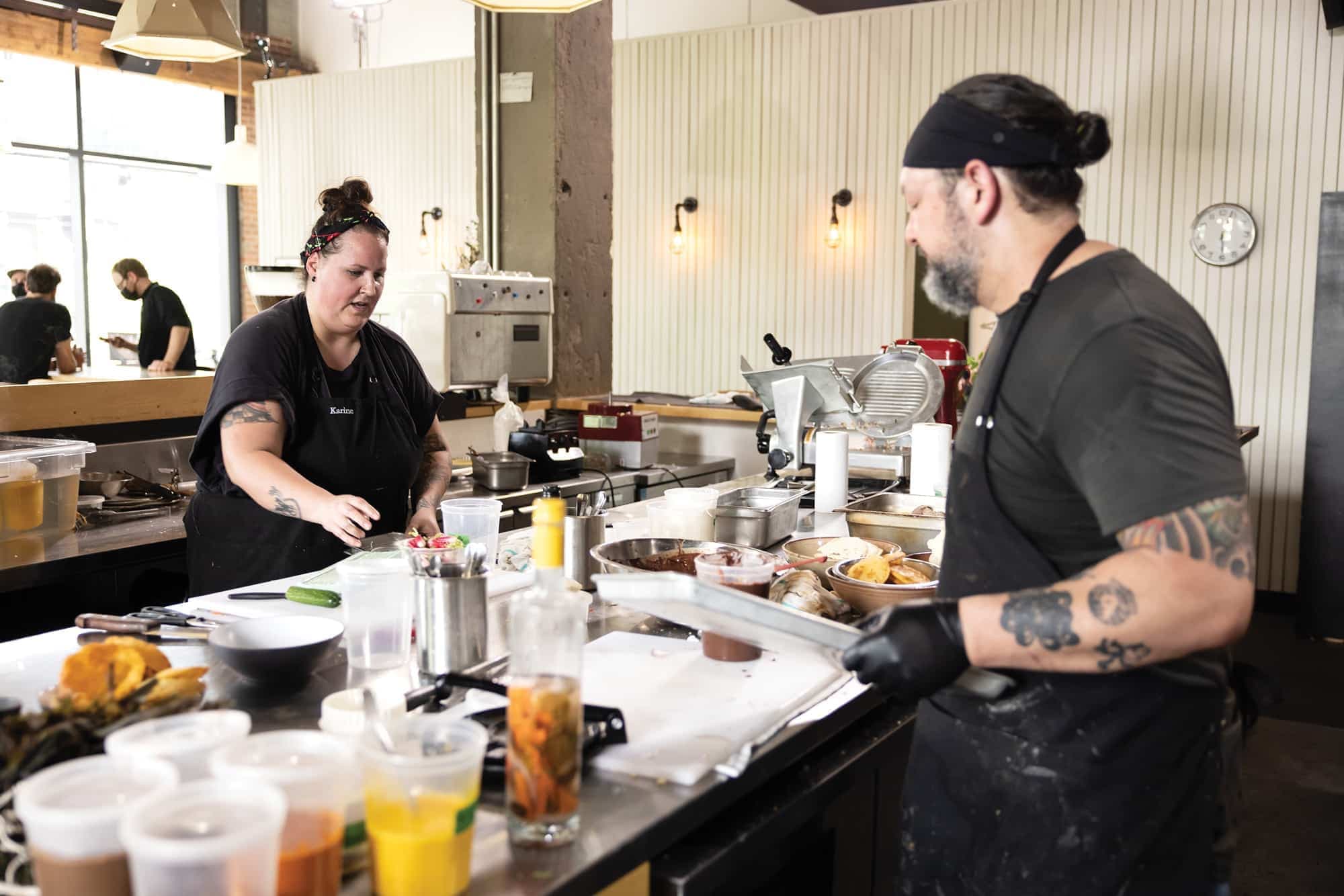 Tous les concurrents sont des chefs professionnels qui aspirent à ouvrir leur propre restaurant.