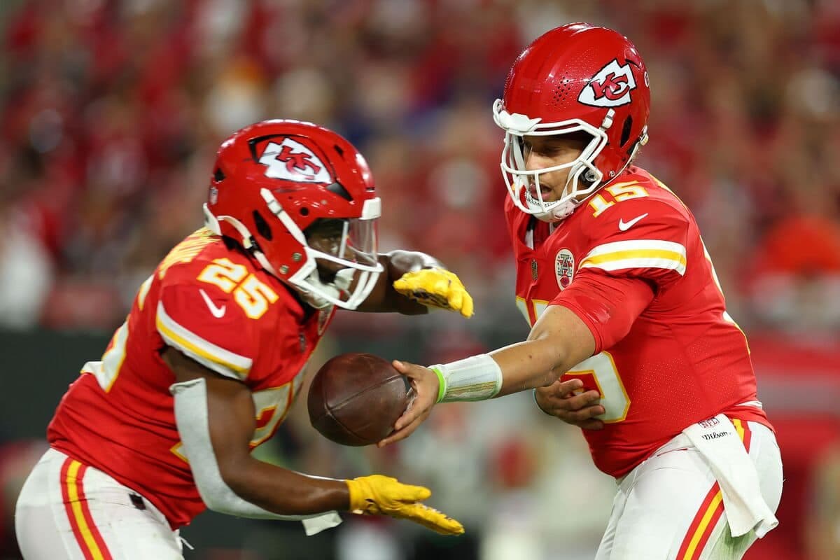 Clyde Edwards-Helaire et Patrick Mahomes