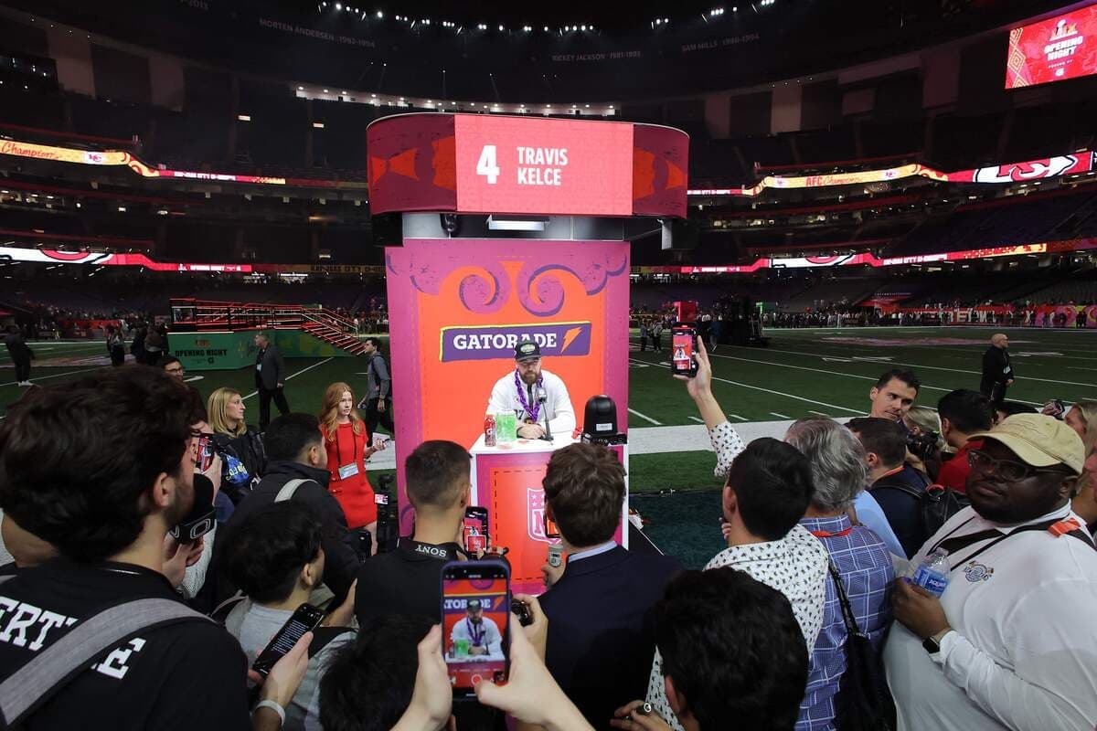 L’ailier rapproché des Chiefs Travis Kelce s’est de nouveau retrouvé sous les projecteurs pendant la soirée des médias, au Caesars Superdome de La Nouvelle-Orléans.